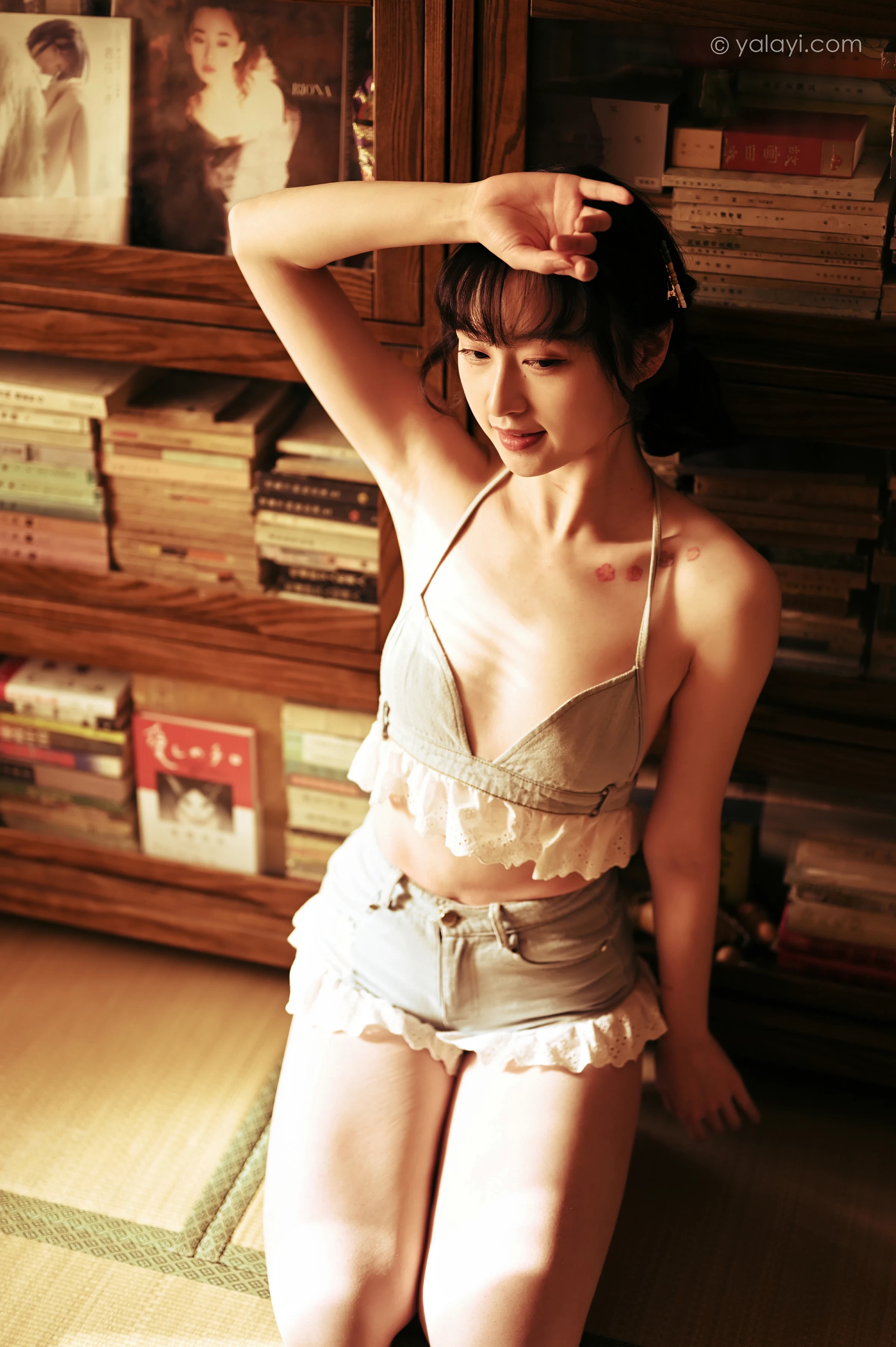 [YALAYI雅拉伊]NO.752 《新半藏深林》 京京 灰色情趣内衣加短裤性感写真集第1张