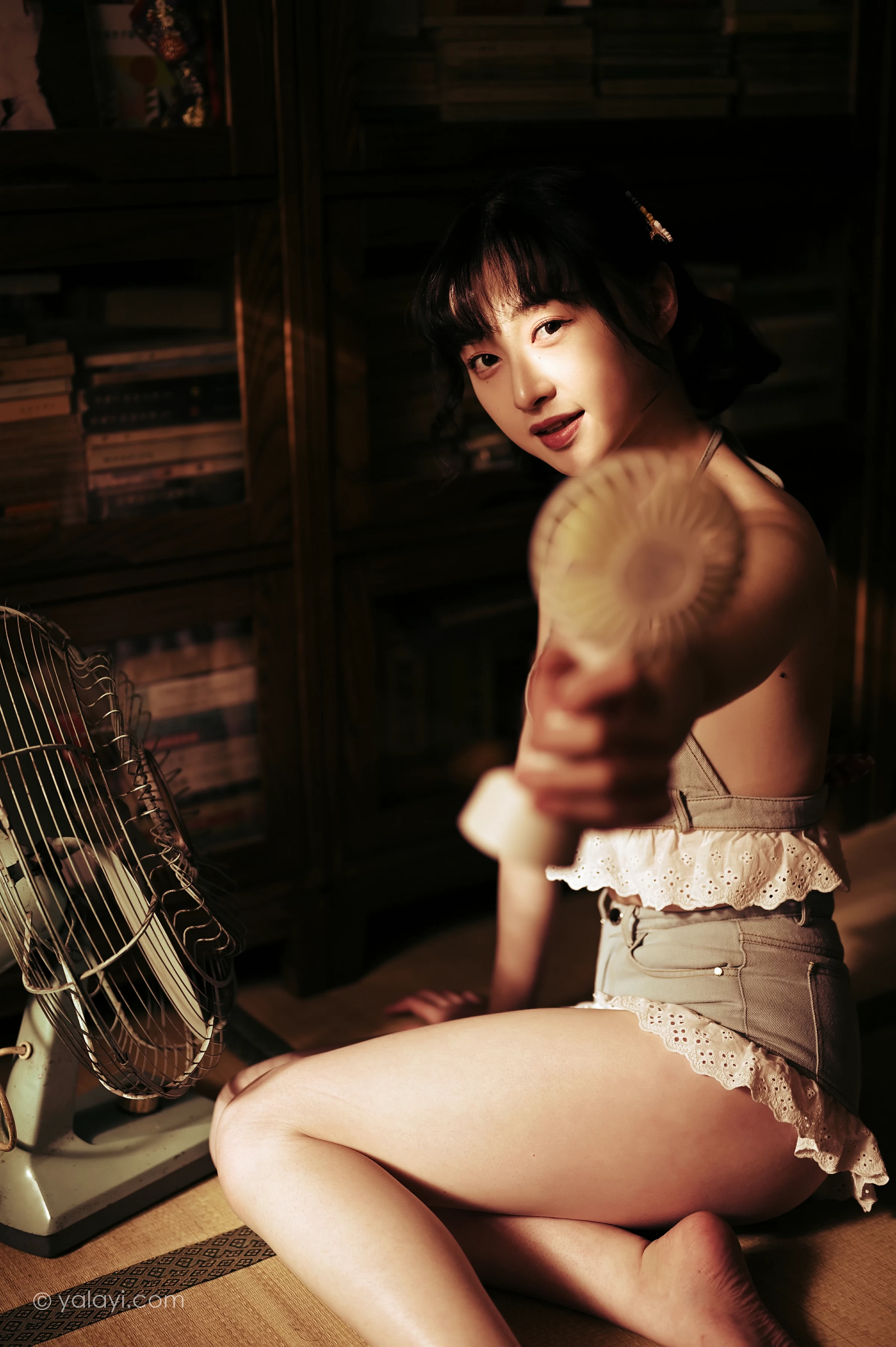 [YALAYI雅拉伊]NO.752 《新半藏深林》 京京 灰色情趣内衣加短裤性感写真集第5张