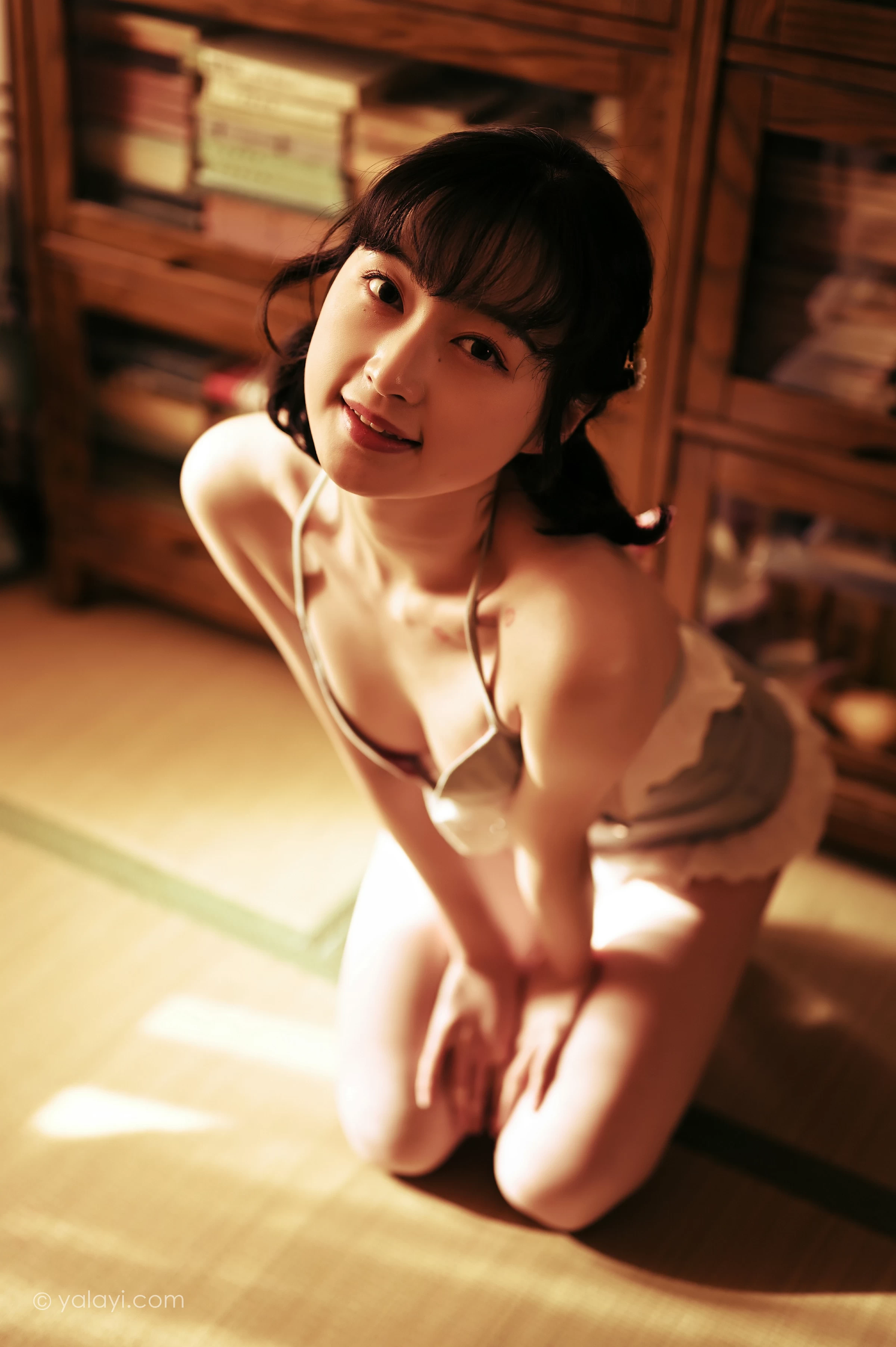 [YALAYI雅拉伊]NO.752 《新半藏深林》 京京 灰色情趣内衣加短裤性感写真集第1张