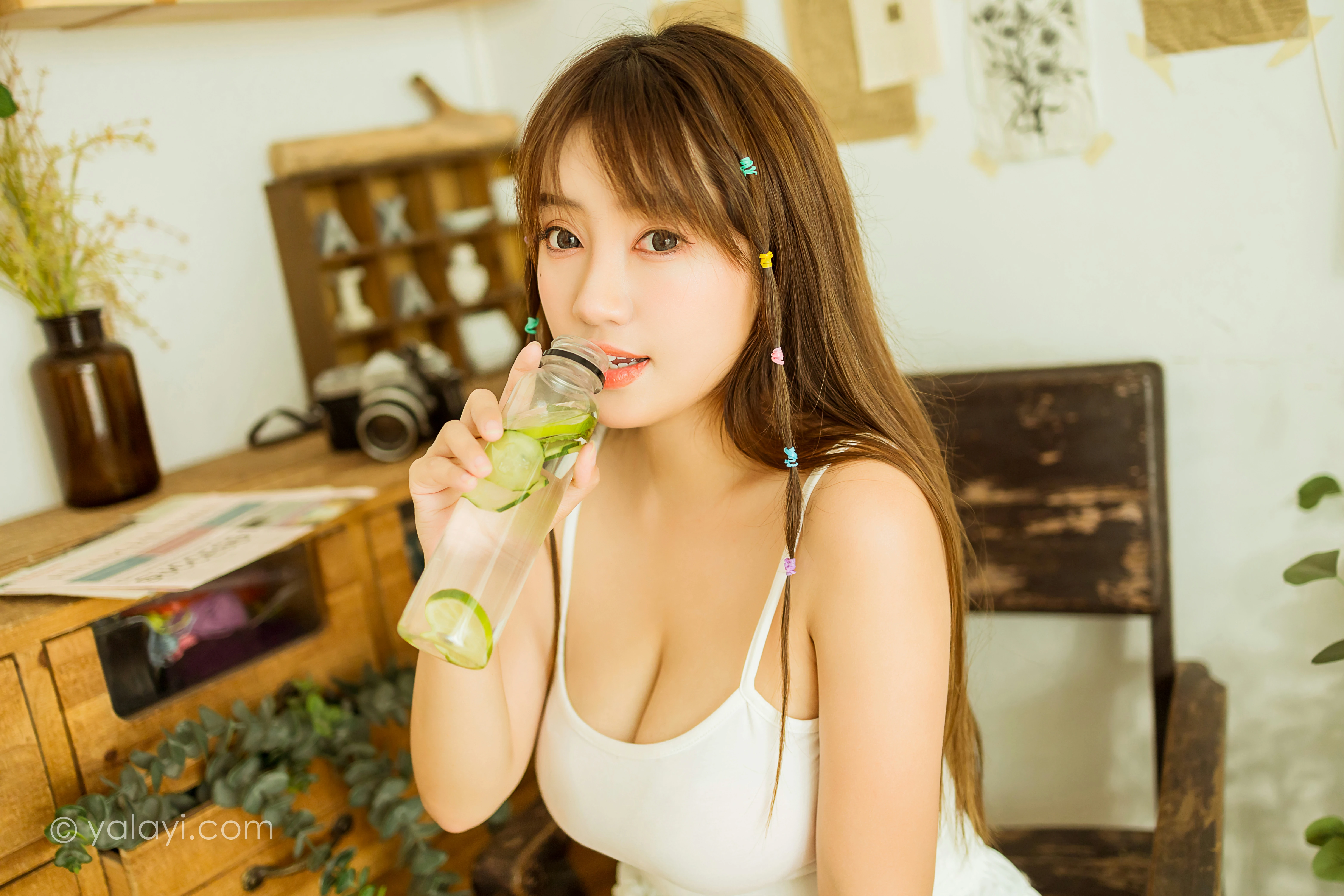 [YALAYI雅拉伊]NO.798 夏日甜心 虞艺 白色性感小背心加白色短裤私房写真集第13张