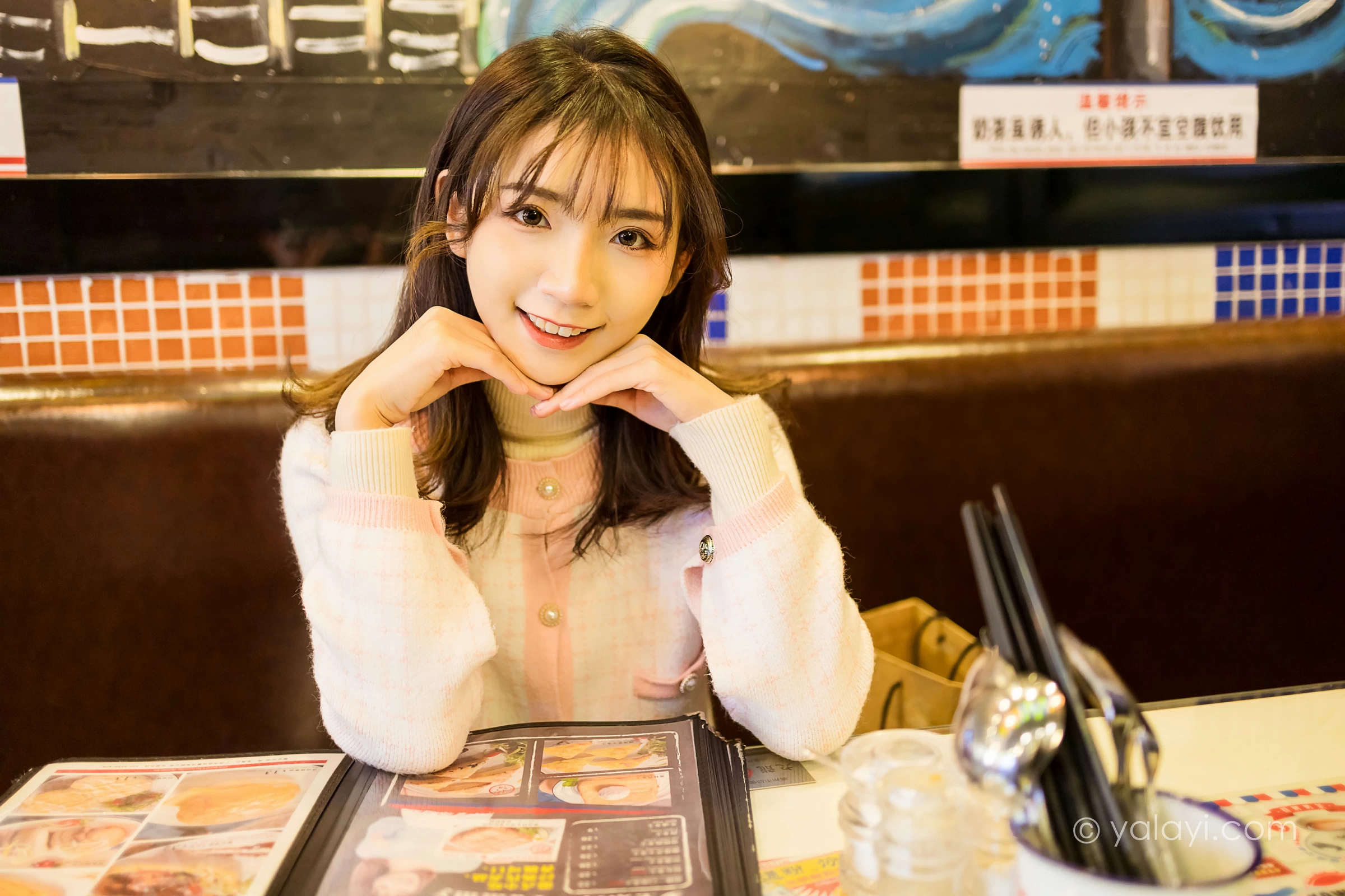 [YALAYI雅拉伊]NO.750 《甜蜜约会》 果果 粉色外套加白色长裙街拍写真第1张