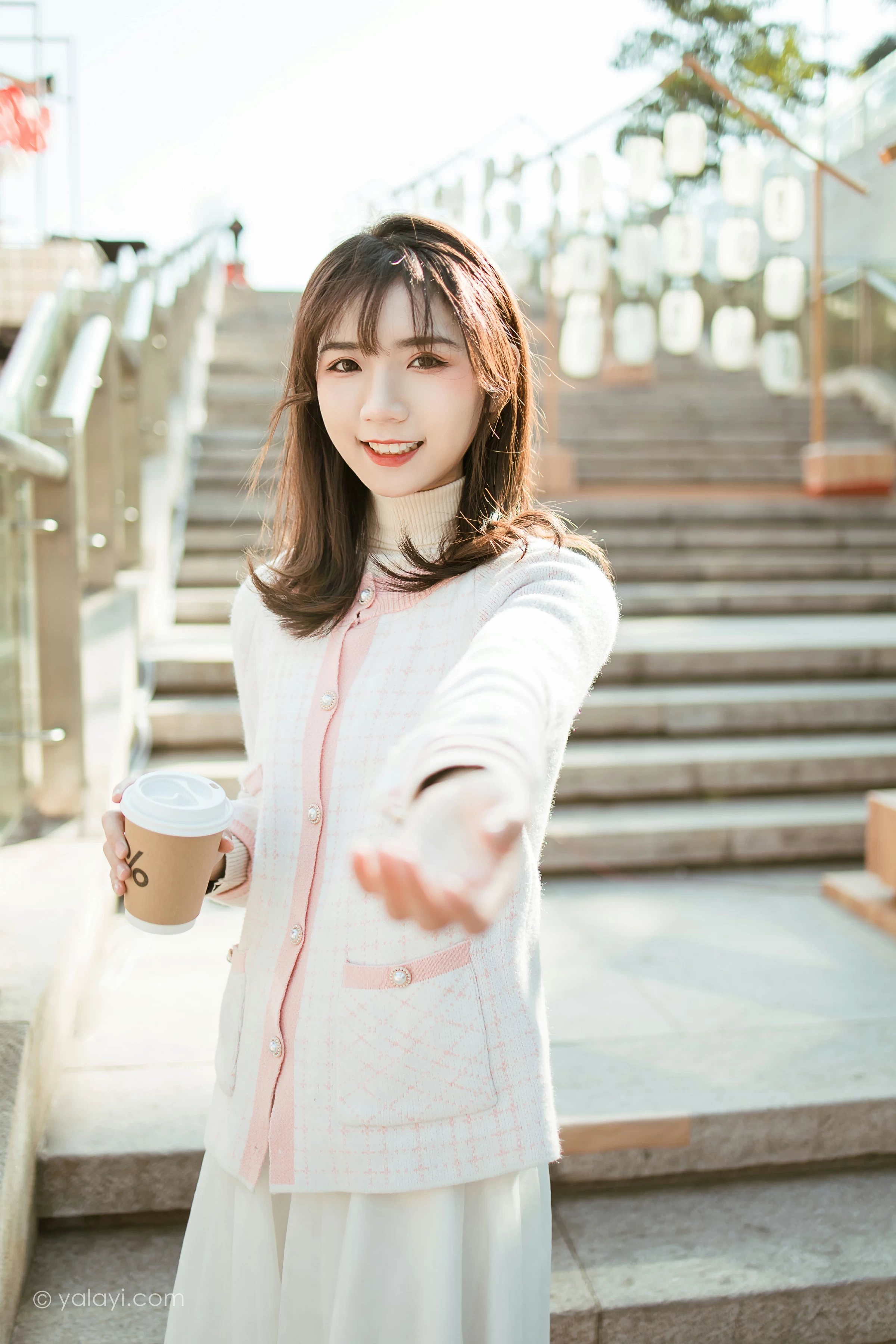 [YALAYI雅拉伊]NO.750 《甜蜜约会》 果果 粉色外套加白色长裙街拍写真第8张