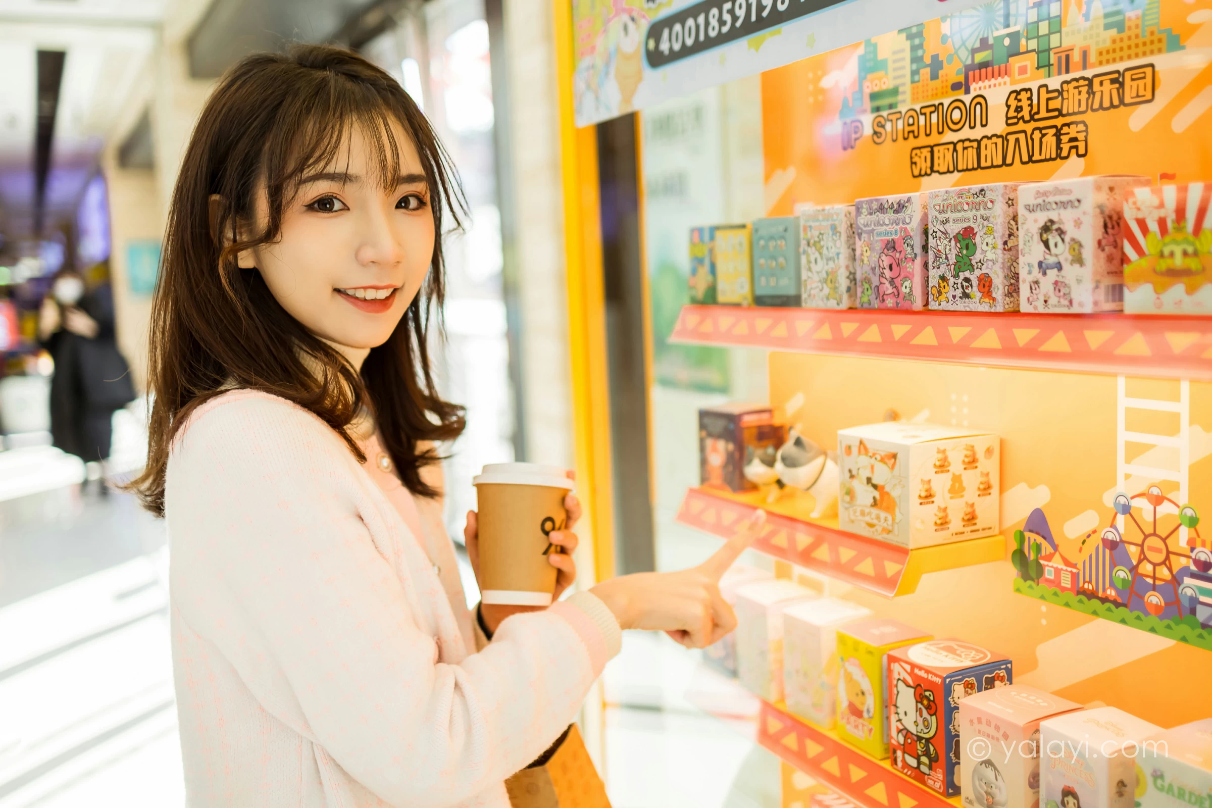 [YALAYI雅拉伊]NO.750 《甜蜜约会》 果果 粉色外套加白色长裙街拍写真第10张