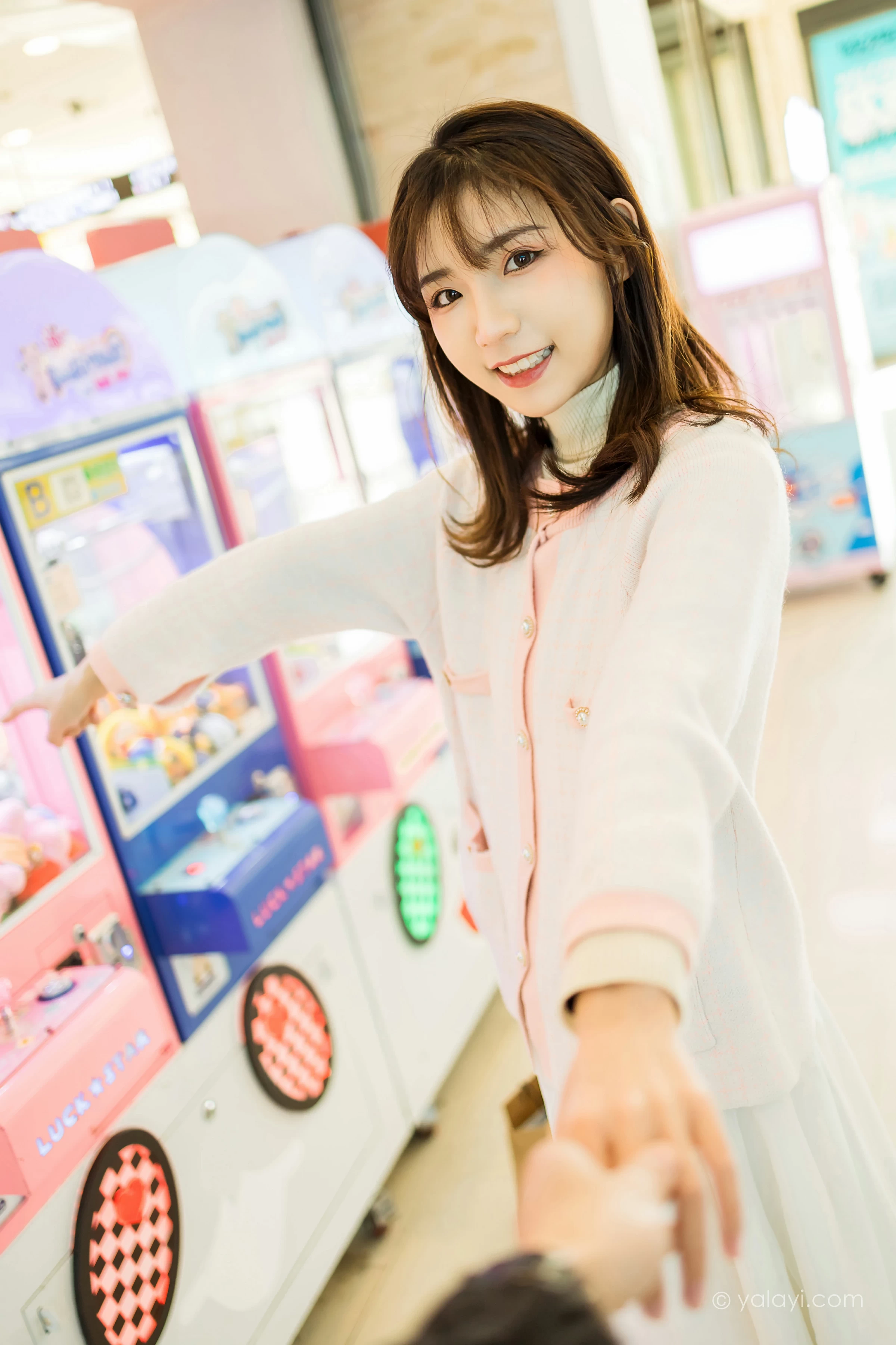 [YALAYI雅拉伊]NO.750 《甜蜜约会》 果果 粉色外套加白色长裙街拍写真第13张