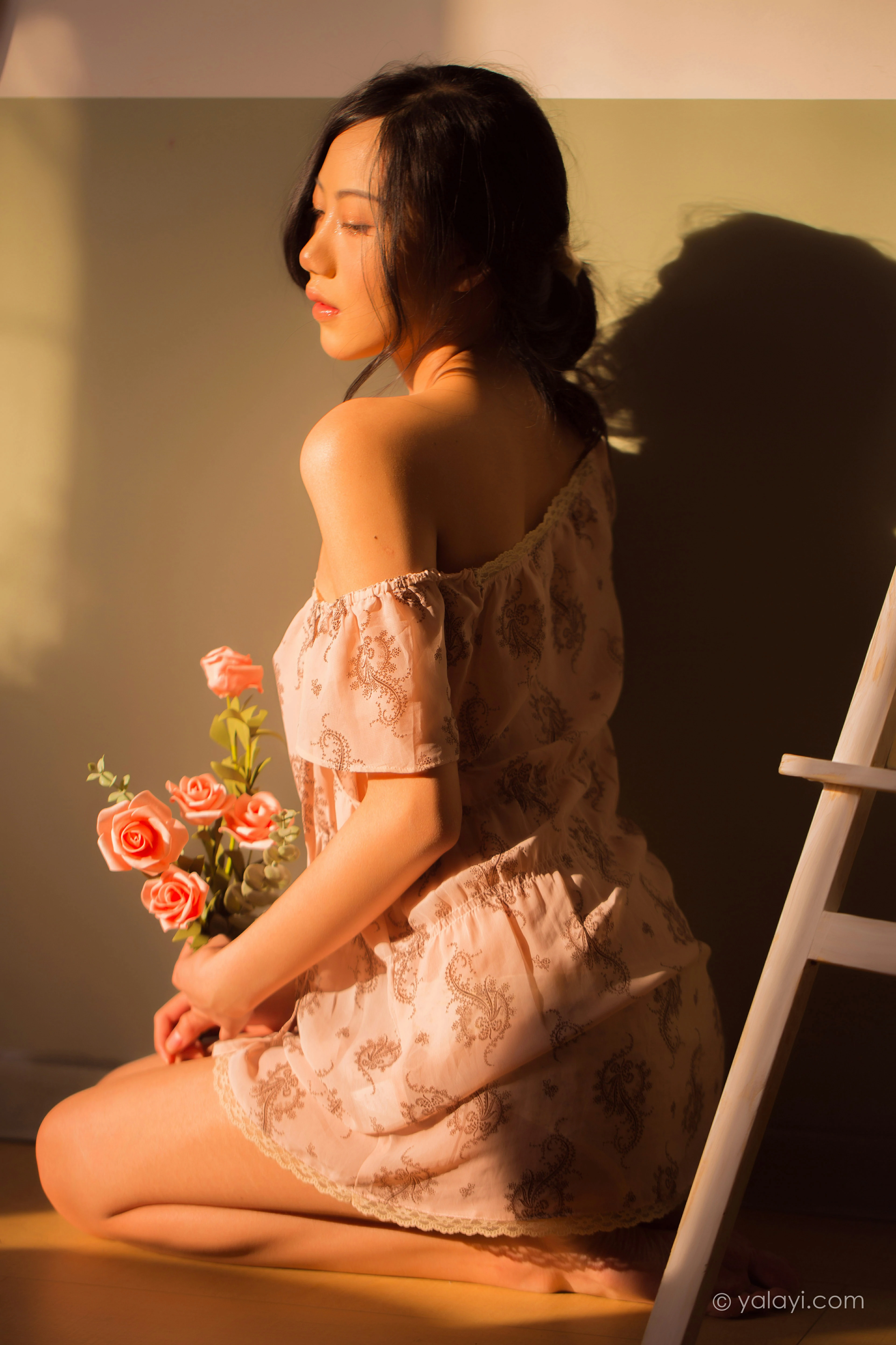 [YALAYI雅拉伊]NO.761 暂时的花儿 橘子 白色抹胸睡衣性感私房写真集第12张
