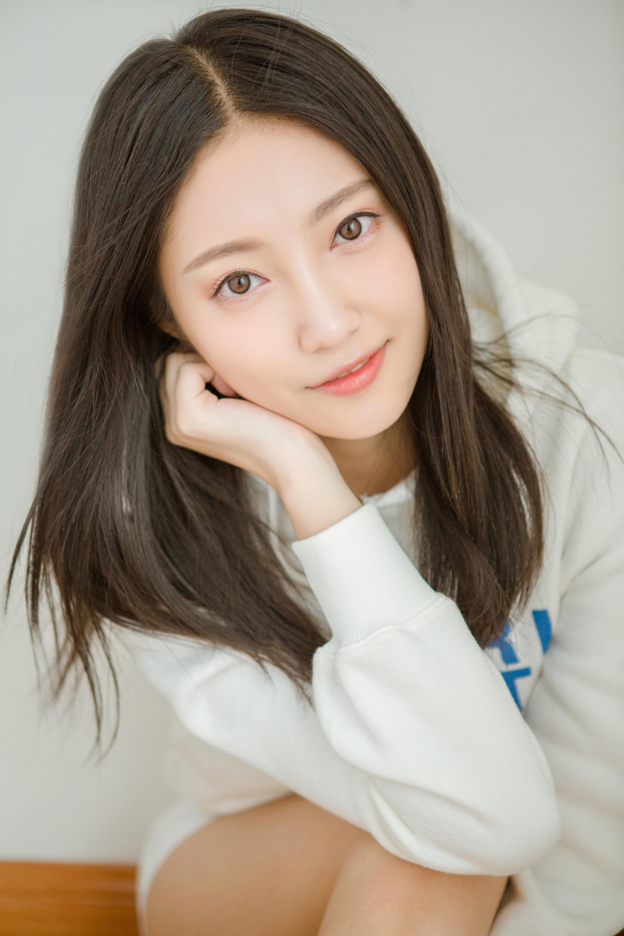 [YALAYI雅拉伊]2022.10.14 微甜的梦 阳光少女 白色卫衣加白色短裤清纯写真集第4张