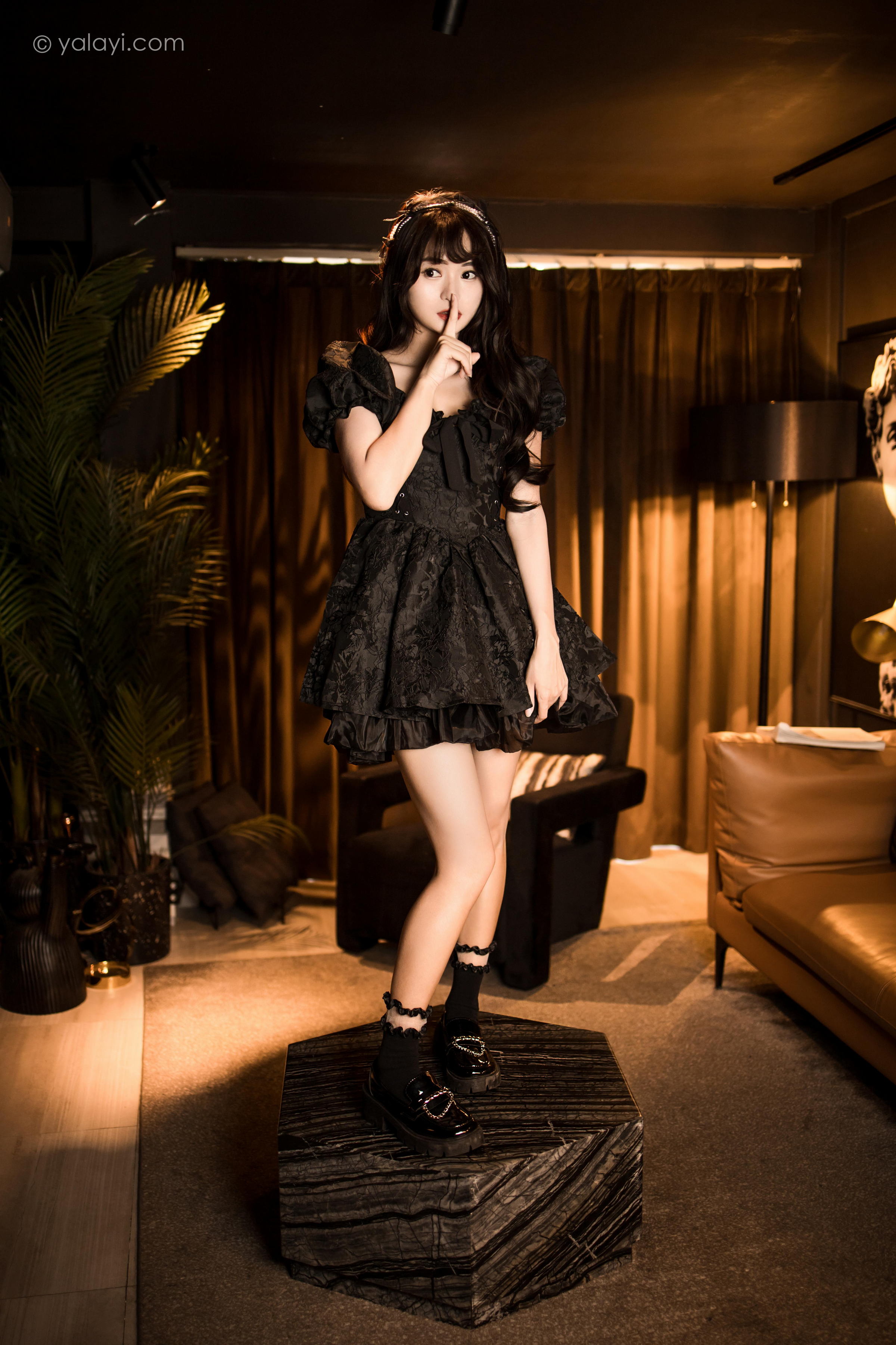 [YALAYI雅拉伊]2022.10.17 手办女友 小亭 黑色蕾丝连衣裙加黑色丝袜美腿清纯写真集第11张