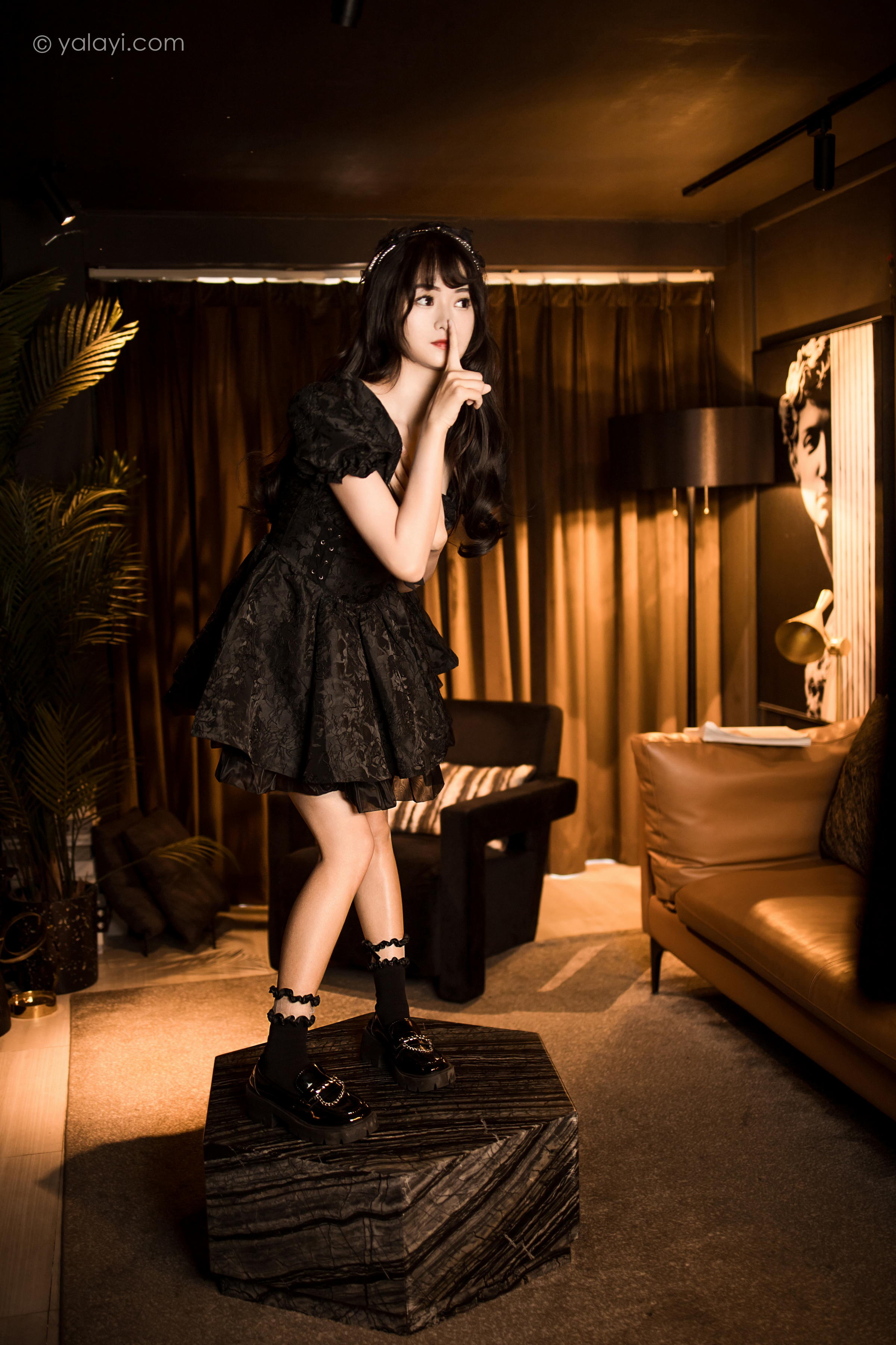 [YALAYI雅拉伊]2022.10.17 手办女友 小亭 黑色蕾丝连衣裙加黑色丝袜美腿清纯写真集第9张