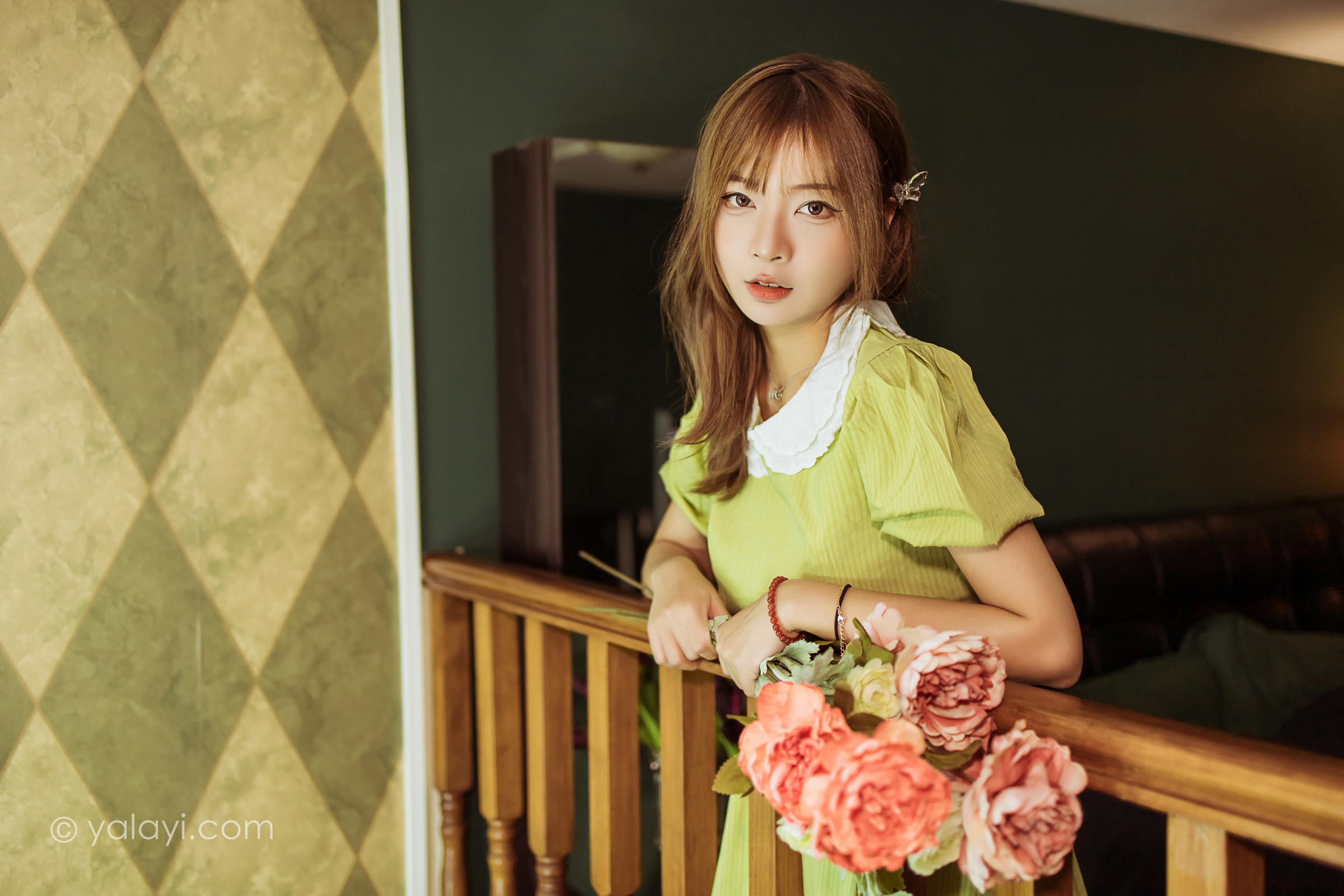 [YALAYI雅拉伊]2022.11.08 岁月 阿禾 淡黄色复古连衣裙居家清纯写真集第10张