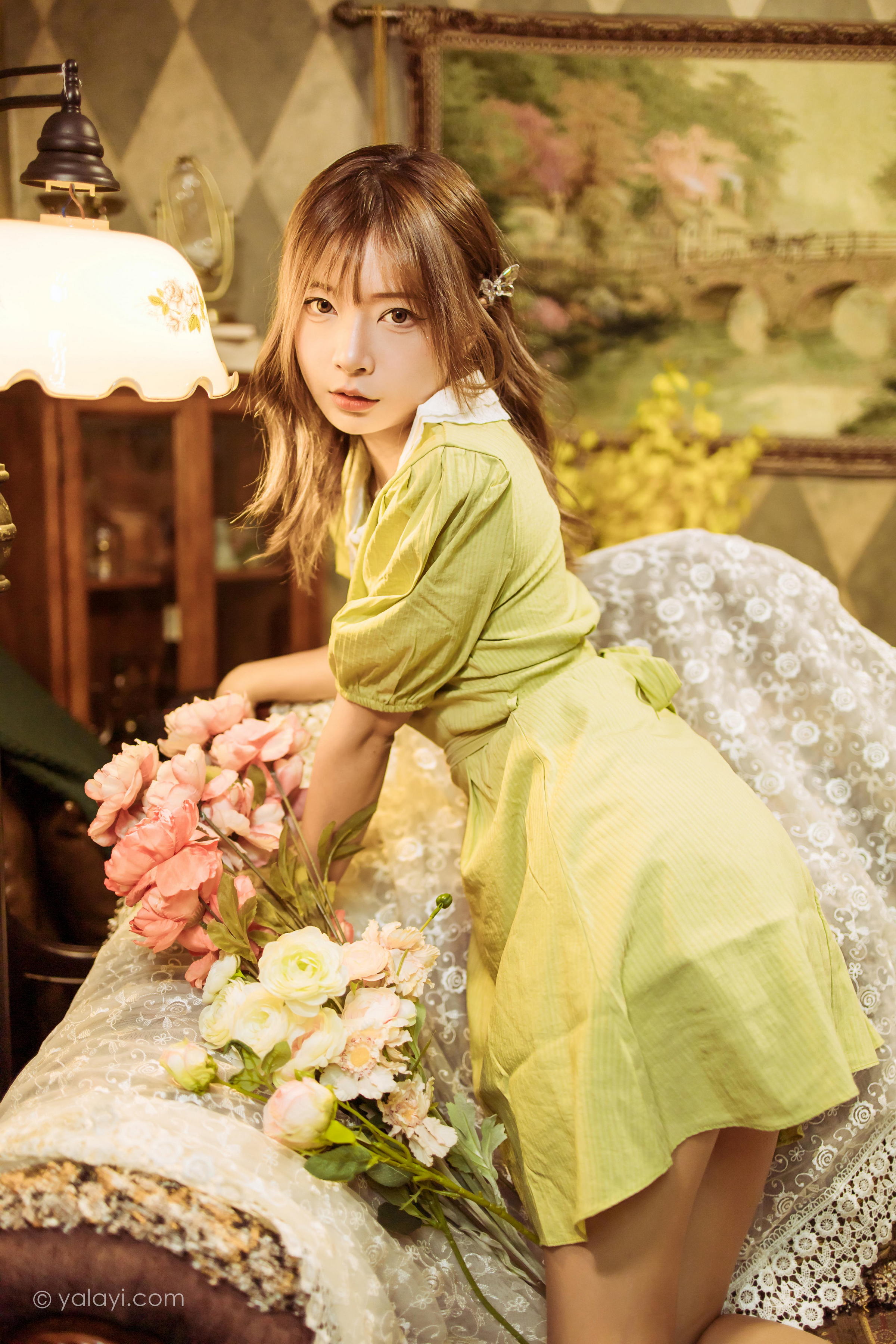 [YALAYI雅拉伊]2022.11.08 岁月 阿禾 淡黄色复古连衣裙居家清纯写真集第15张