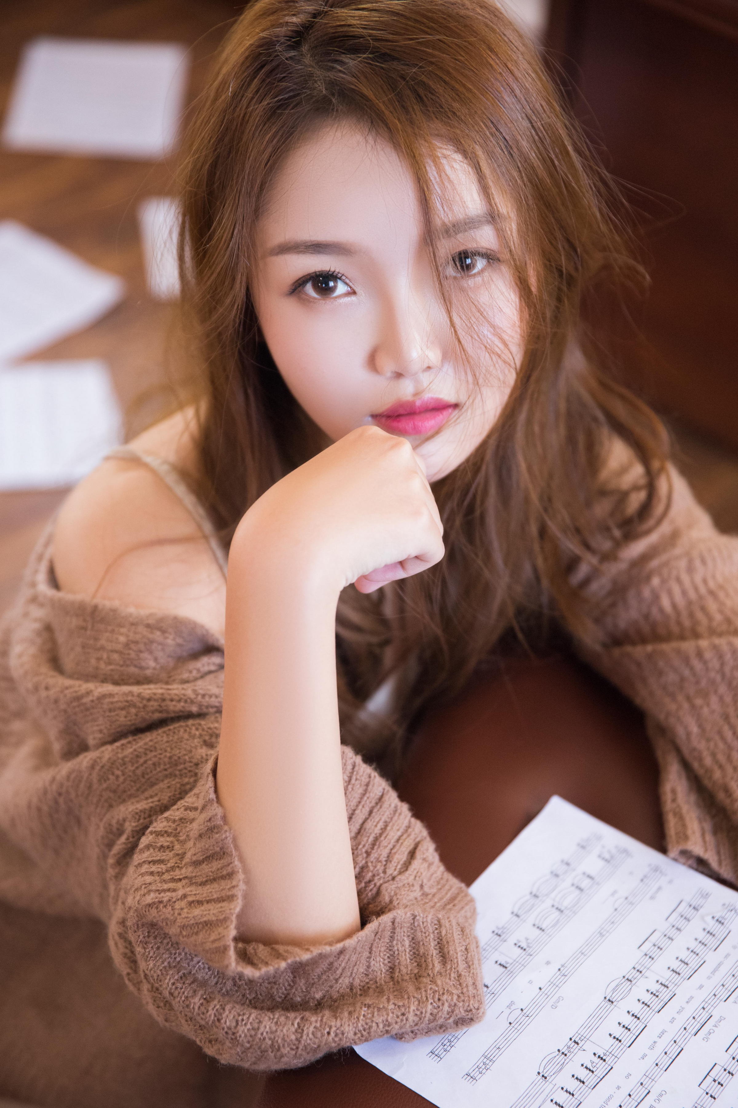 [YALAYI雅拉伊]2022.11.16 可爱的小美人儿 橙色外套加棕色吊带连衣裙居家清纯写真集第3张