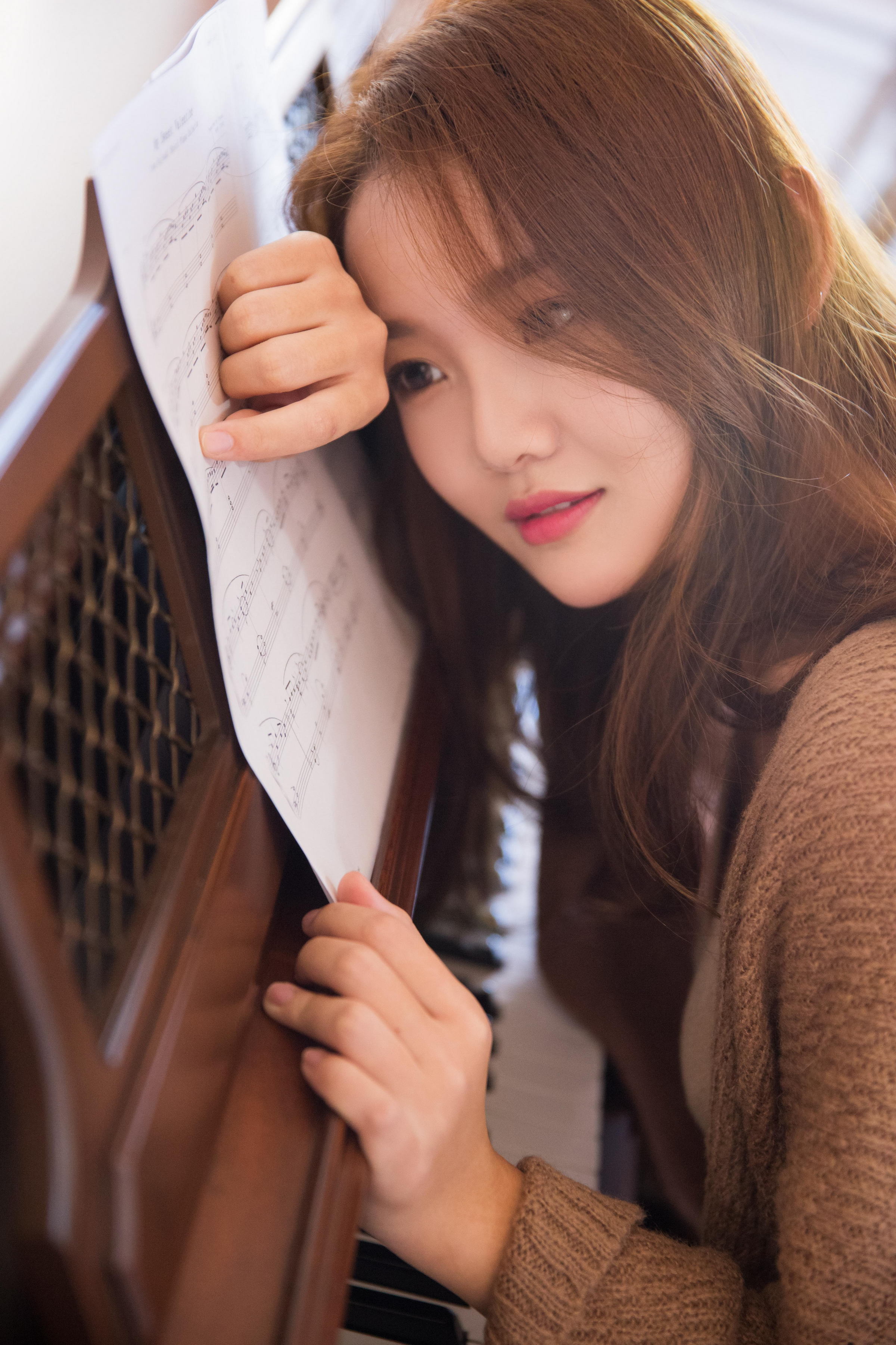 [YALAYI雅拉伊]2022.11.16 可爱的小美人儿 橙色外套加棕色吊带连衣裙居家清纯写真集第10张