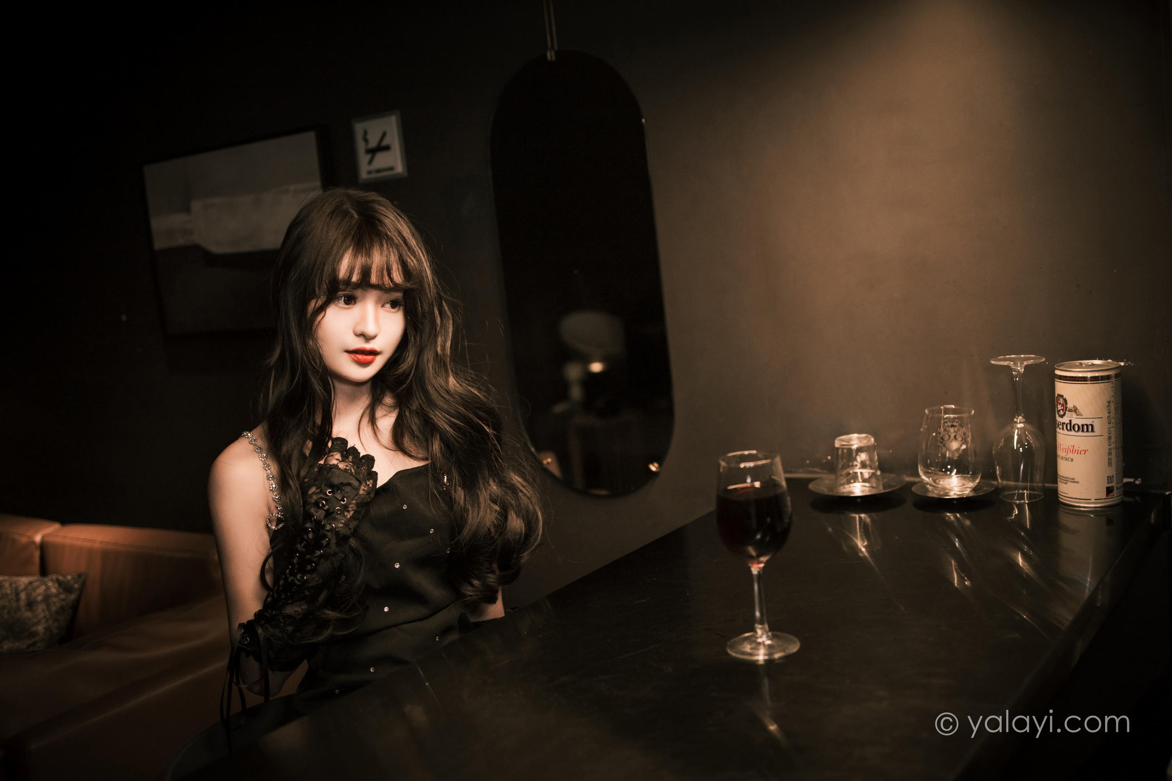 [YALAYI雅拉伊]2022.11.22 一丝忧郁 小亭 黑色吊带连衣裙加黑丝美腿性感复古写真集第1张