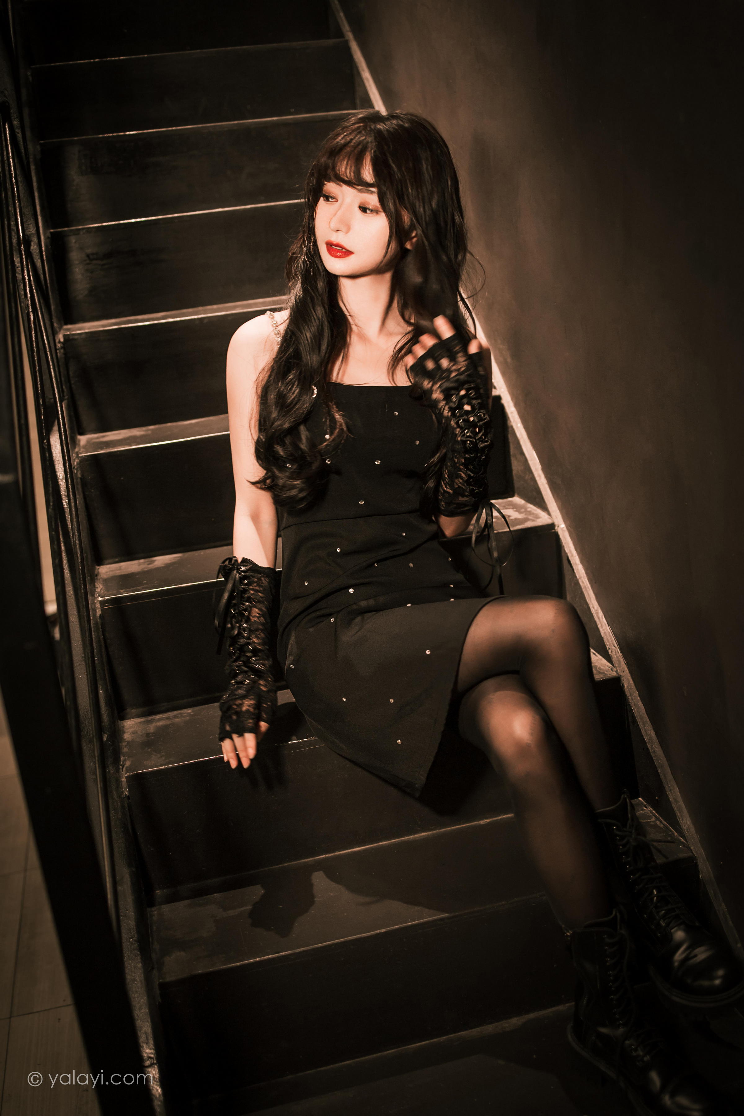 [YALAYI雅拉伊]2022.11.22 一丝忧郁 小亭 黑色吊带连衣裙加黑丝美腿性感复古写真集第5张