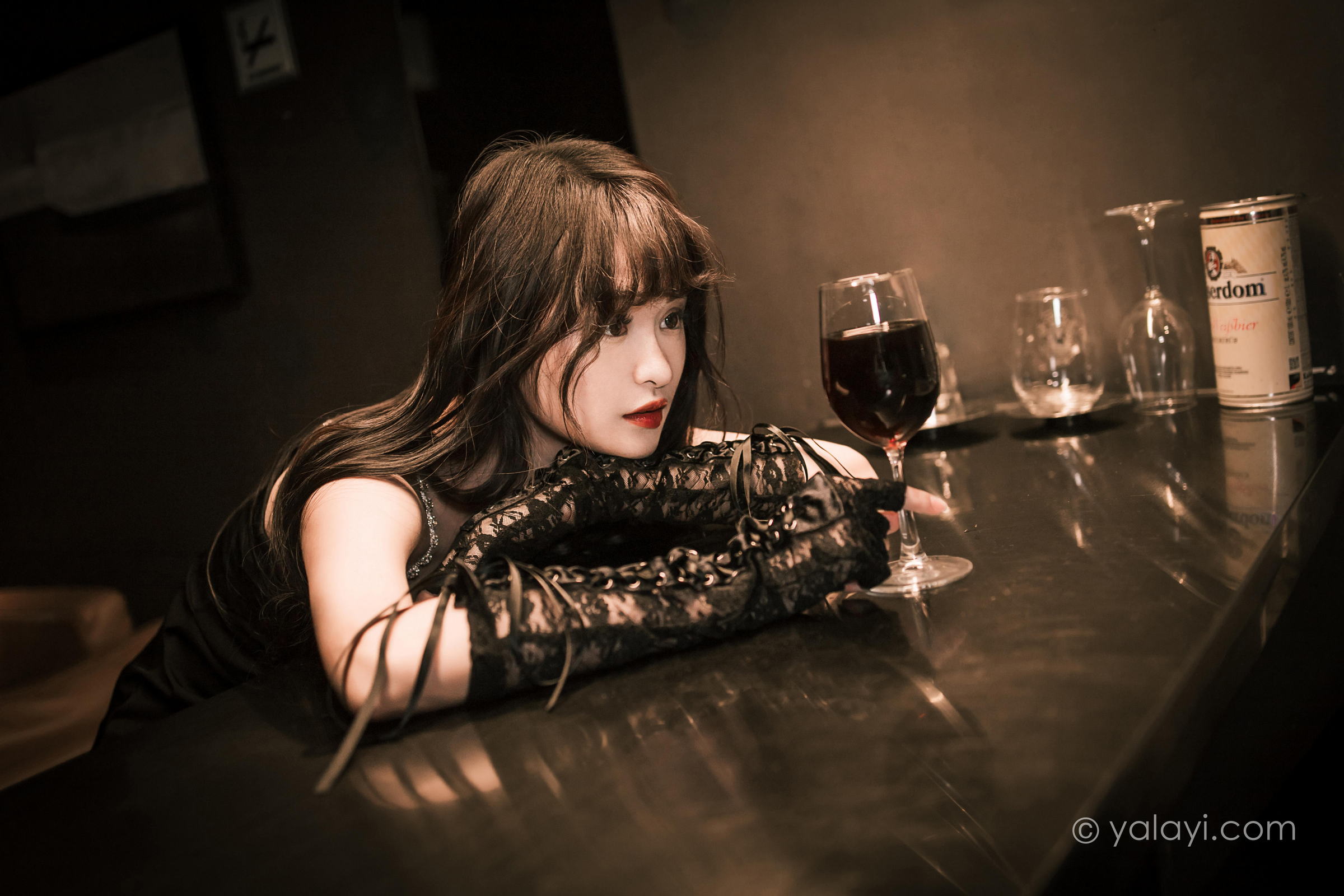 [YALAYI雅拉伊]2022.11.22 一丝忧郁 小亭 黑色吊带连衣裙加黑丝美腿性感复古写真集第3张