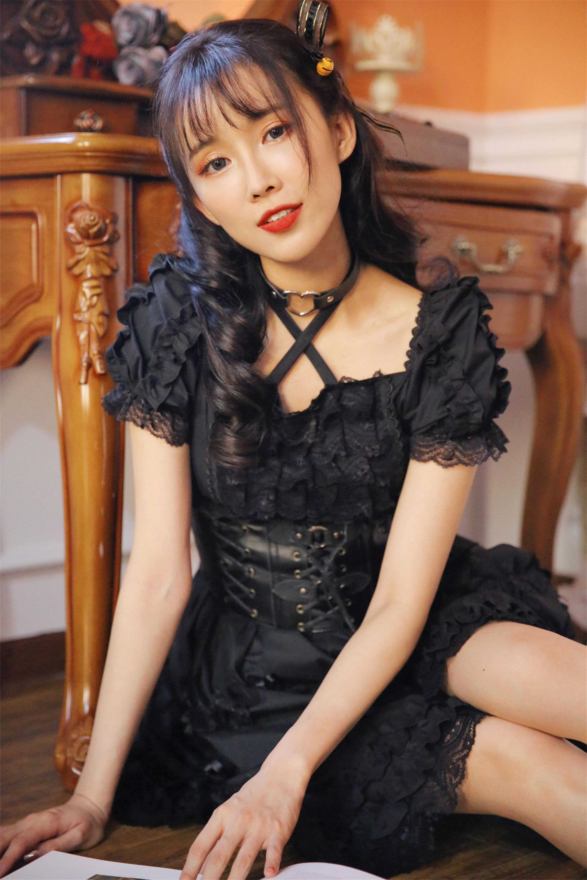 [YALAYI雅拉伊]2022.11.26 性感小妖精 黑色塑身蕾丝连衣裙复古私房写真集第10张