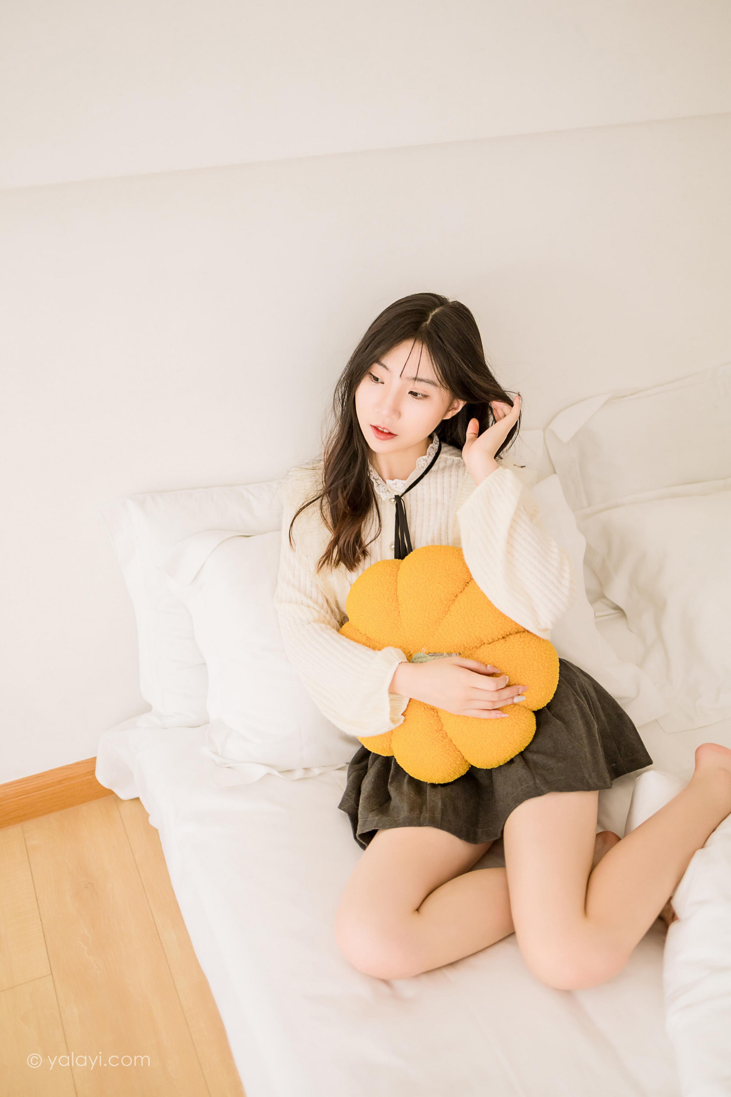 [YALAYI雅拉伊]2022.12.05 大幸福 小乔 白色镂空衬衫加灰色短裙居家清纯写真集第4张
