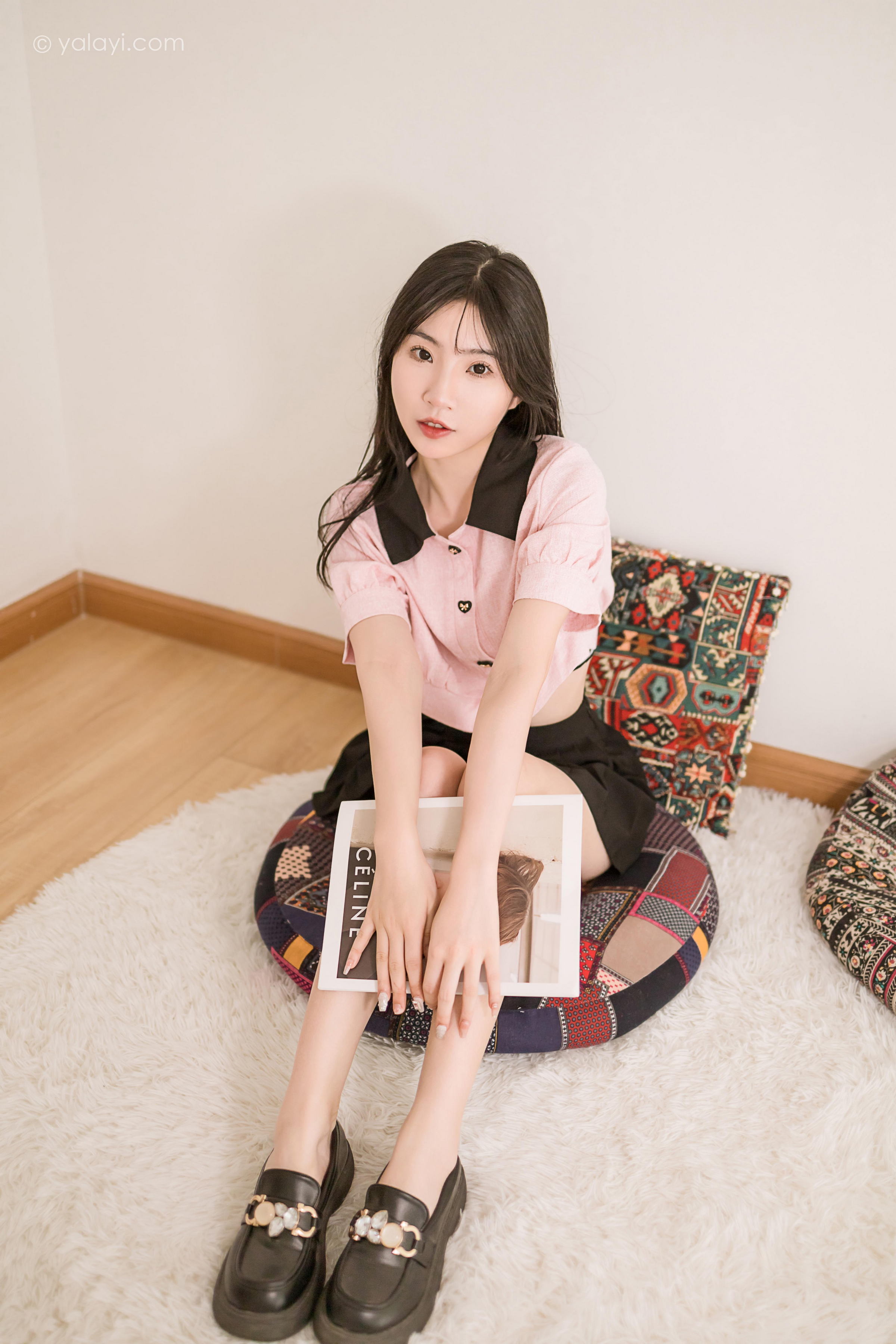 [YALAYI雅拉伊]2022.12.16 牛奶糖 小乔 粉色露腰小外套加黑色百褶短裙清纯写真集第4张