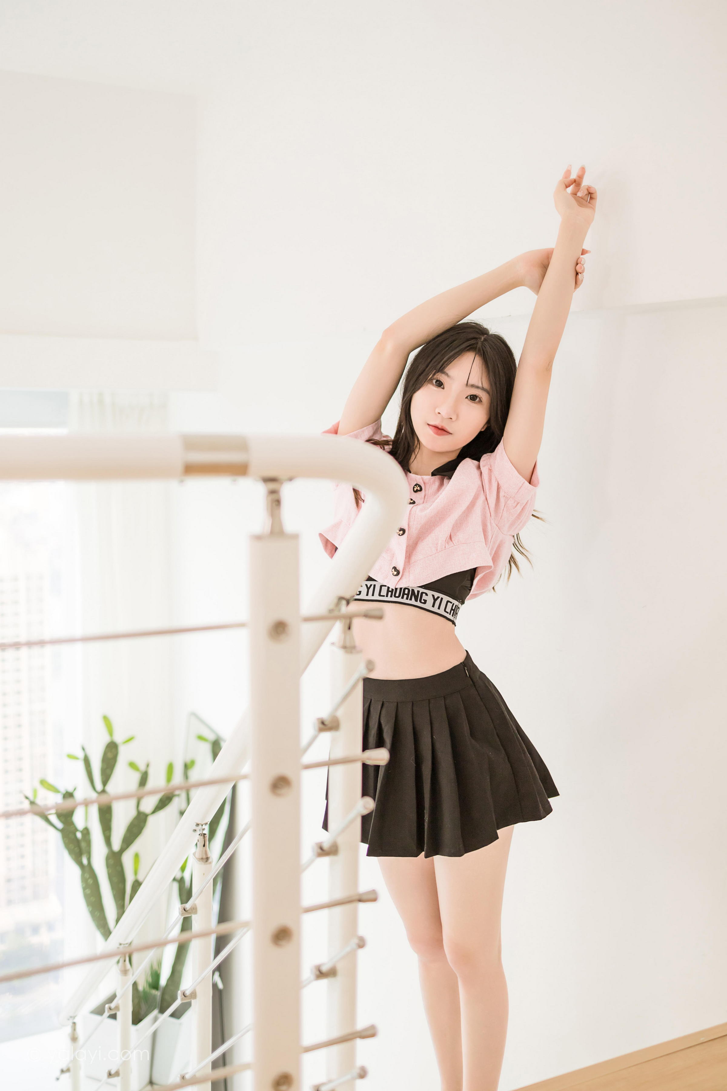 [YALAYI雅拉伊]2022.12.16 牛奶糖 小乔 粉色露腰小外套加黑色百褶短裙清纯写真集第7张