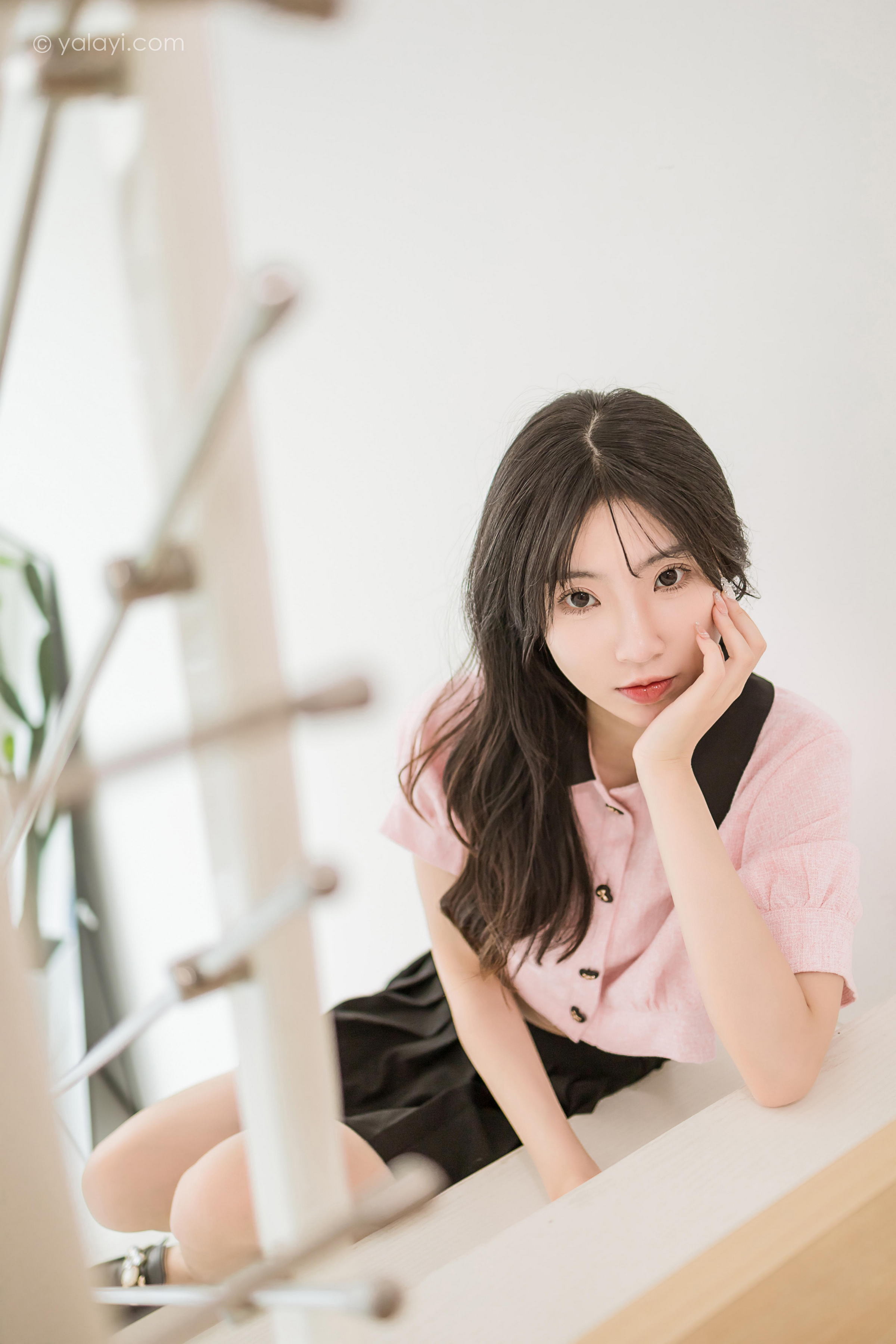 [YALAYI雅拉伊]2022.12.16 牛奶糖 小乔 粉色露腰小外套加黑色百褶短裙清纯写真集第9张