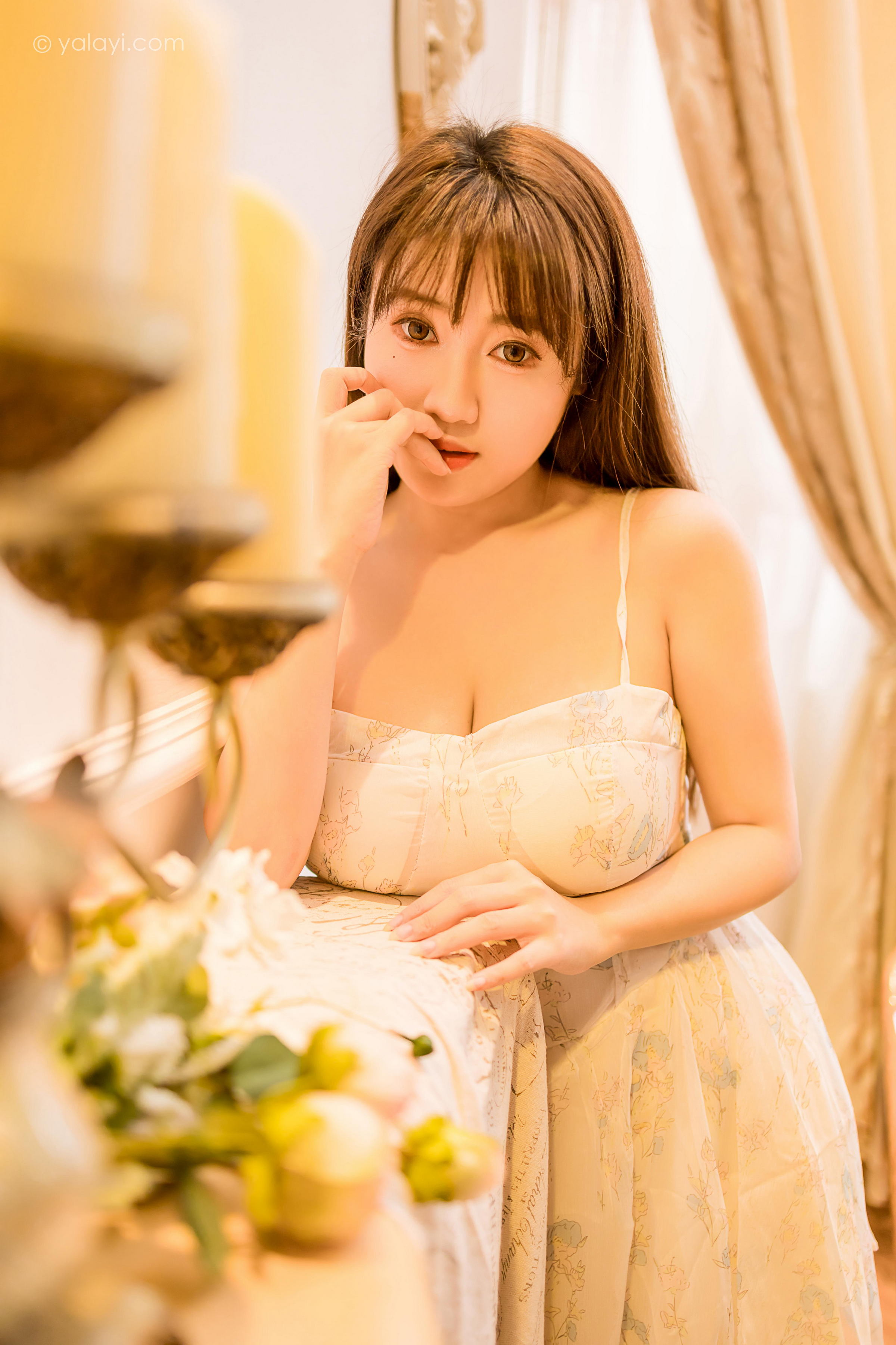 [YALAYI雅拉伊]2022.12.23 小小的世界 虞艺 白色紧身吊带连衣裙配傲人胸围性感私房写真集第7张