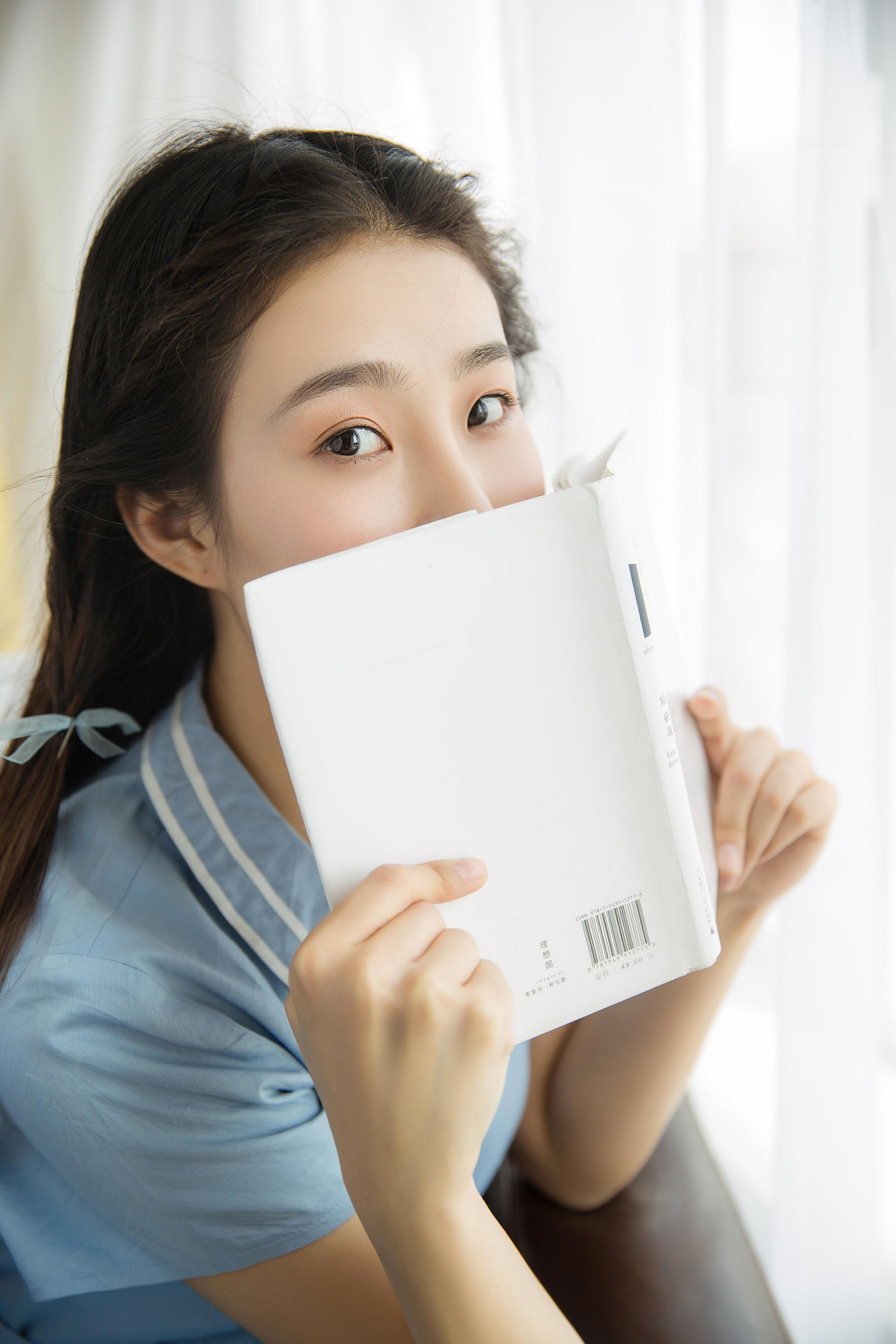 [YALAYI雅拉伊]2022.12.26 如影相随 清纯少女 灰色高中女生制服与白色小背心加安全短裤私房写真集第1张