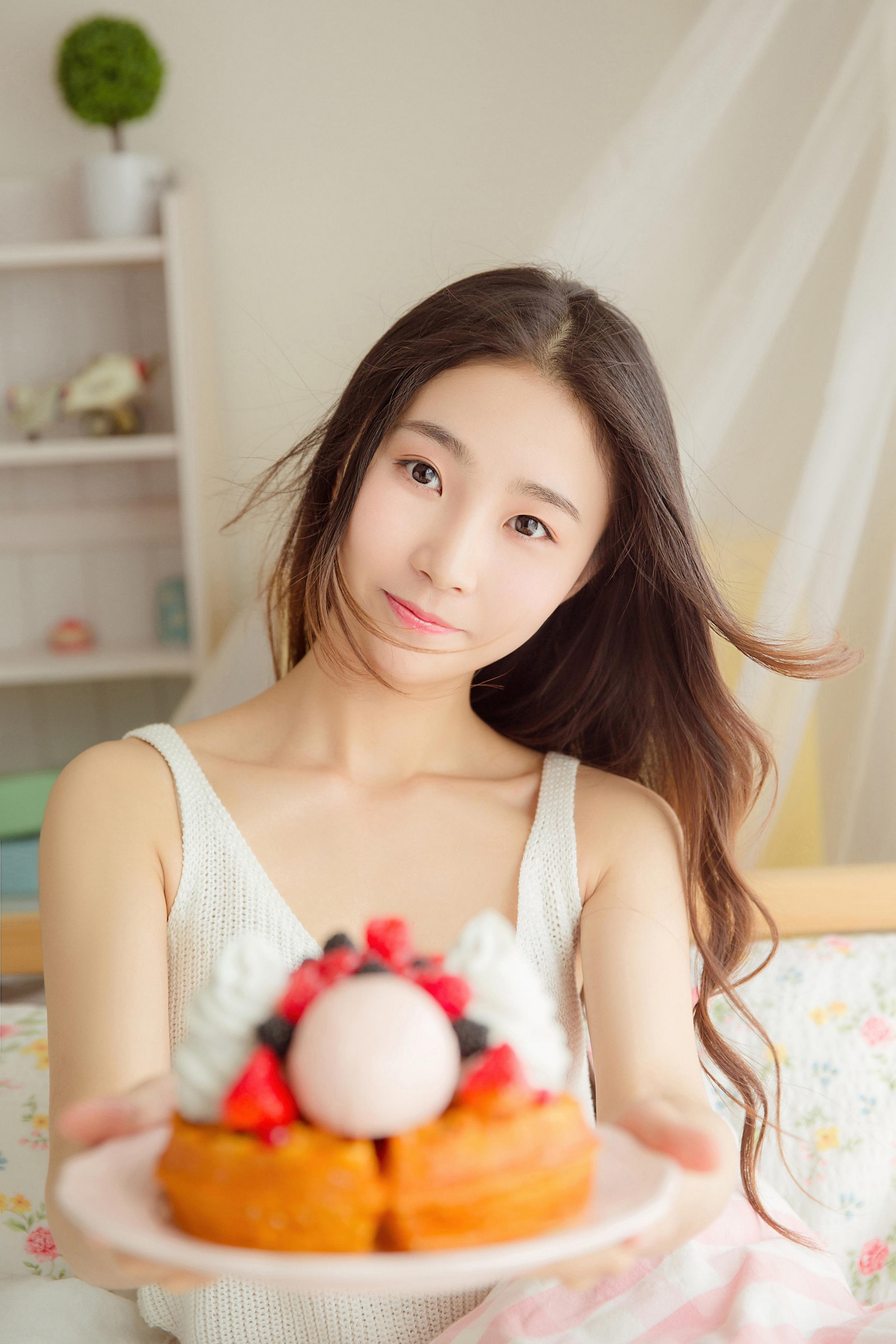 [YALAYI雅拉伊]2022.12.26 如影相随 清纯少女 灰色高中女生制服与白色小背心加安全短裤私房写真集第4张