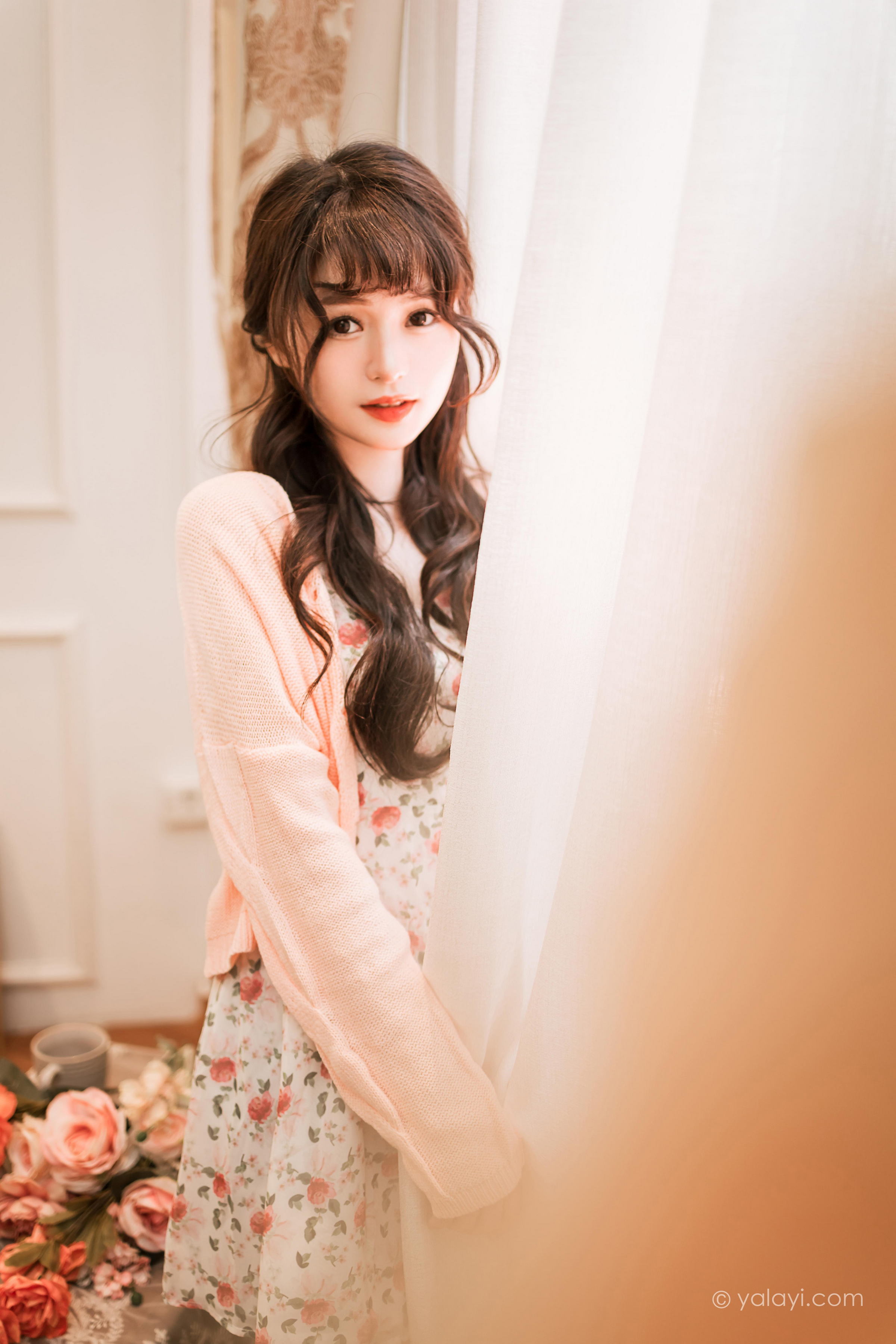 [YALAYI雅拉伊]2022.12.30 第一眼就喜欢上你 小亭 白色围裙加粉色碎花连衣裙居家清纯写真集第1张