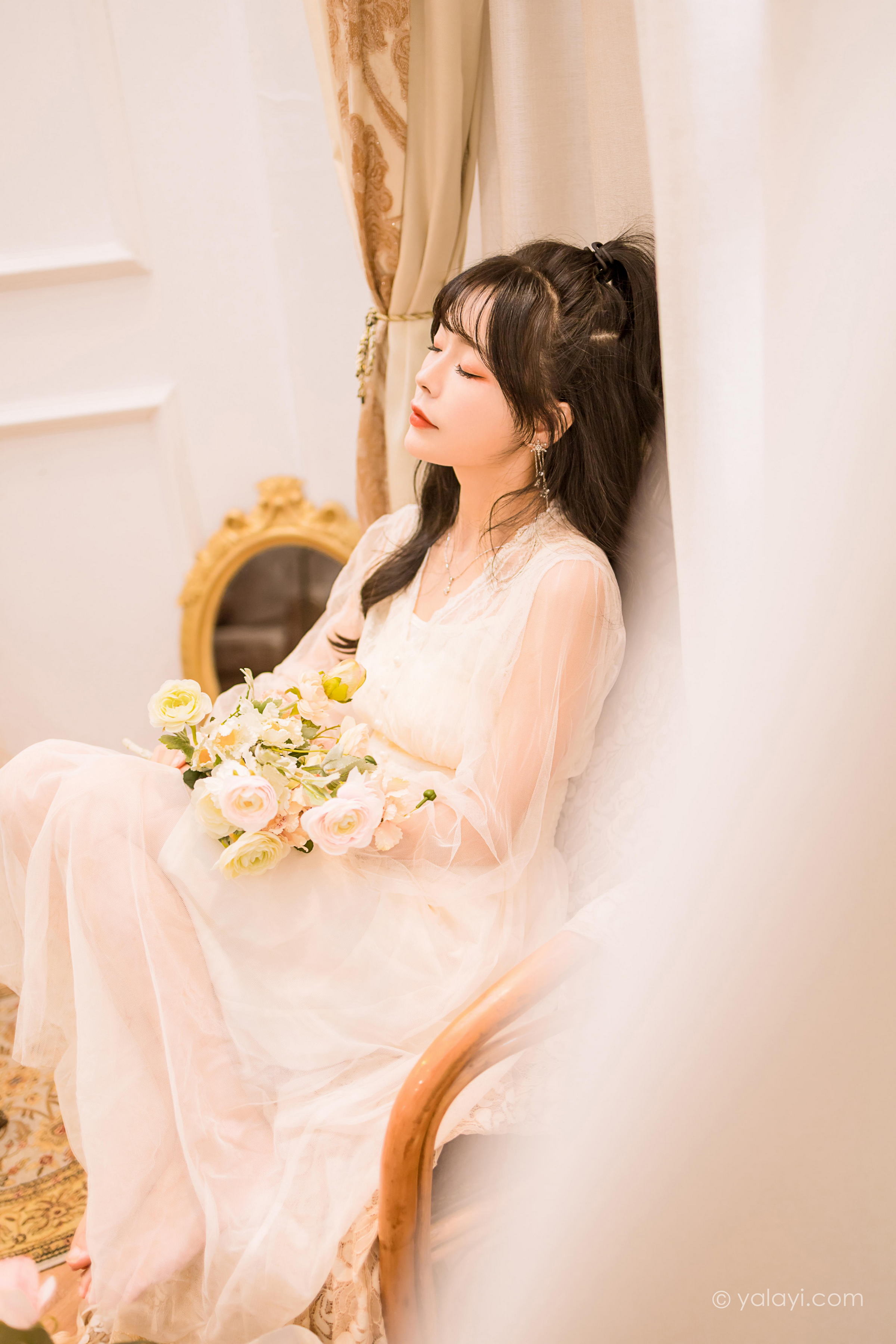 [YALAYI雅拉伊]2022.12.30 梦蝶 程小蝶 白色透视披肩加吊带蕾丝连衣裙清纯写真集第9张