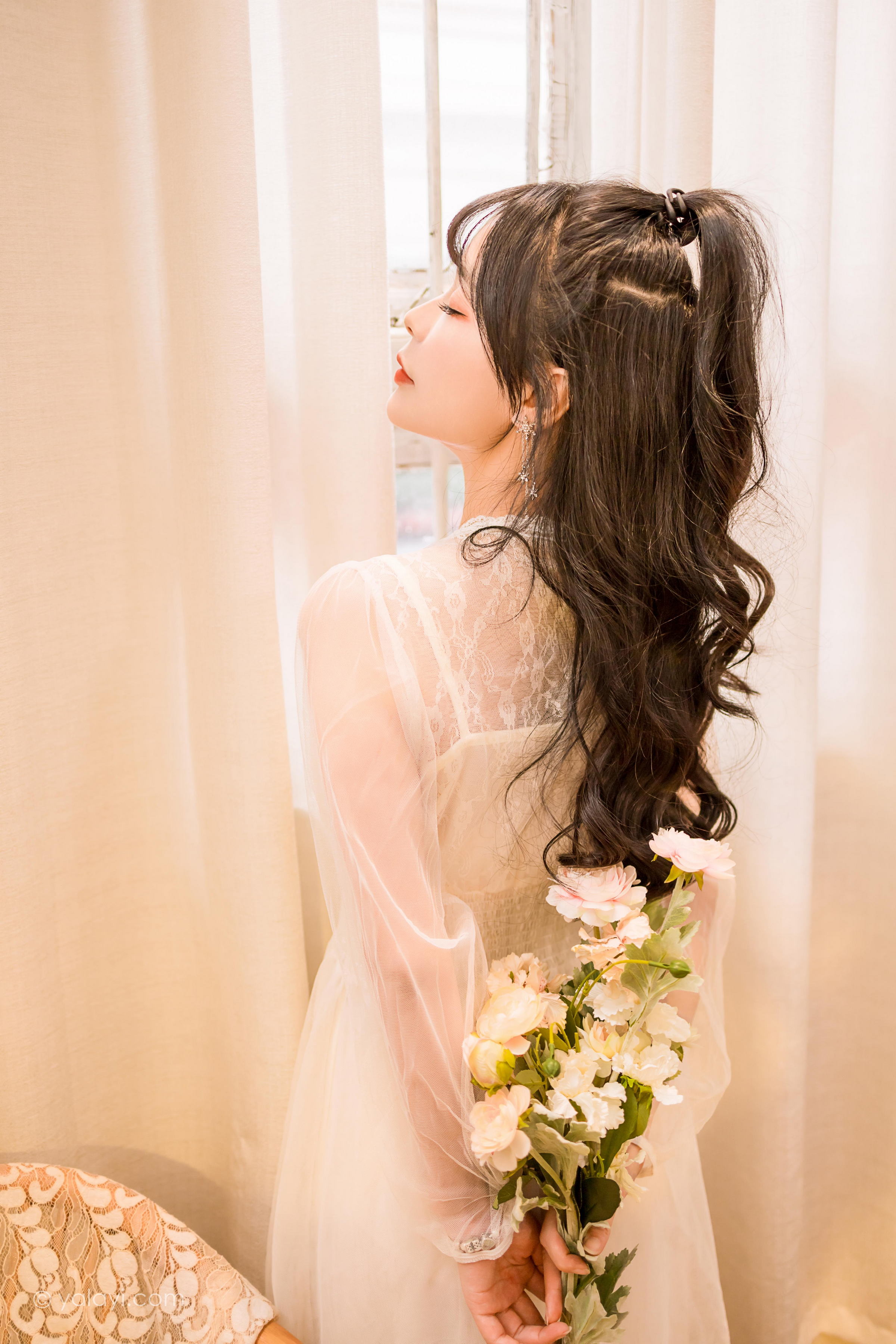 [YALAYI雅拉伊]2022.12.30 梦蝶 程小蝶 白色透视披肩加吊带蕾丝连衣裙清纯写真集第8张