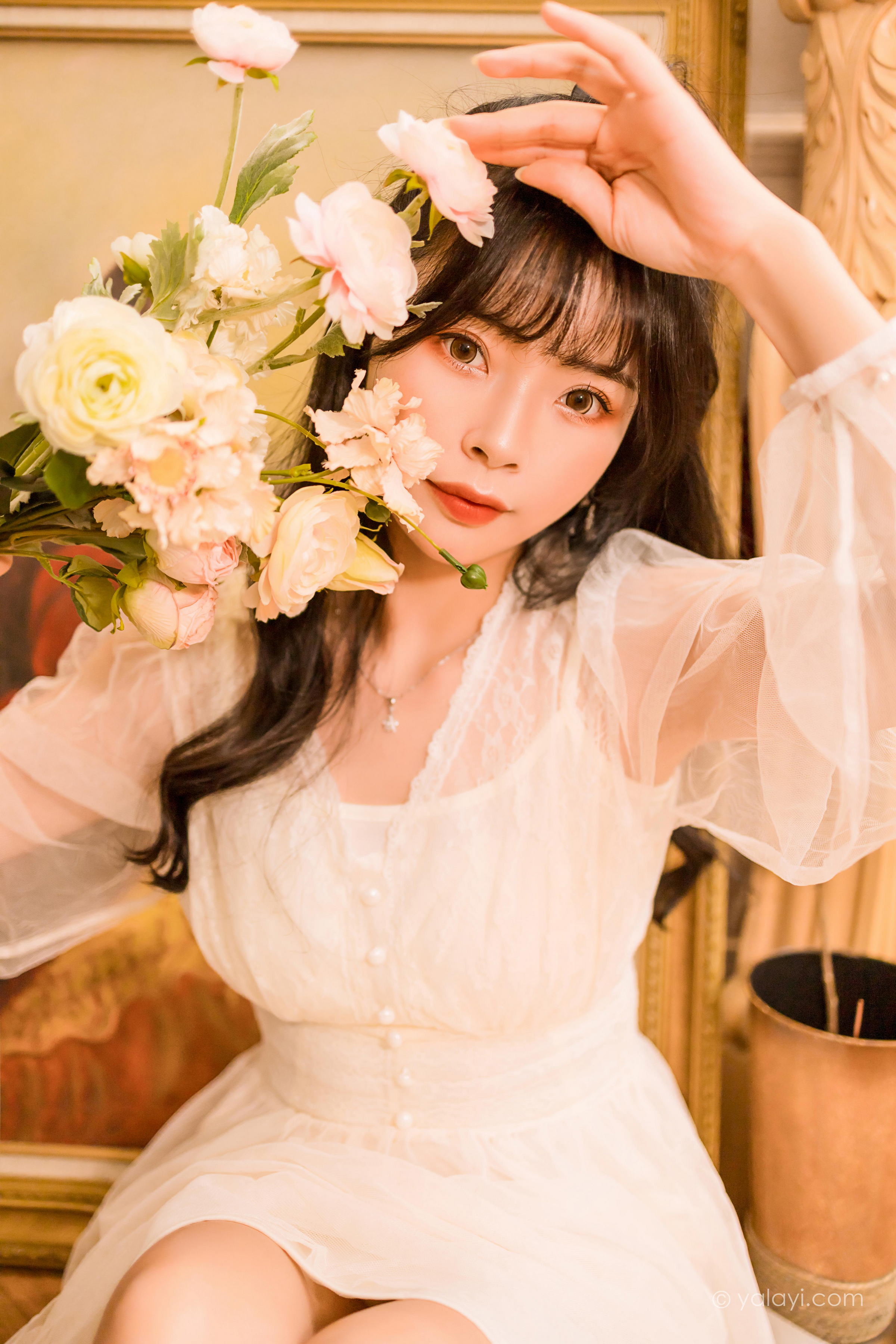 [YALAYI雅拉伊]2022.12.30 梦蝶 程小蝶 白色透视披肩加吊带蕾丝连衣裙清纯写真集第12张