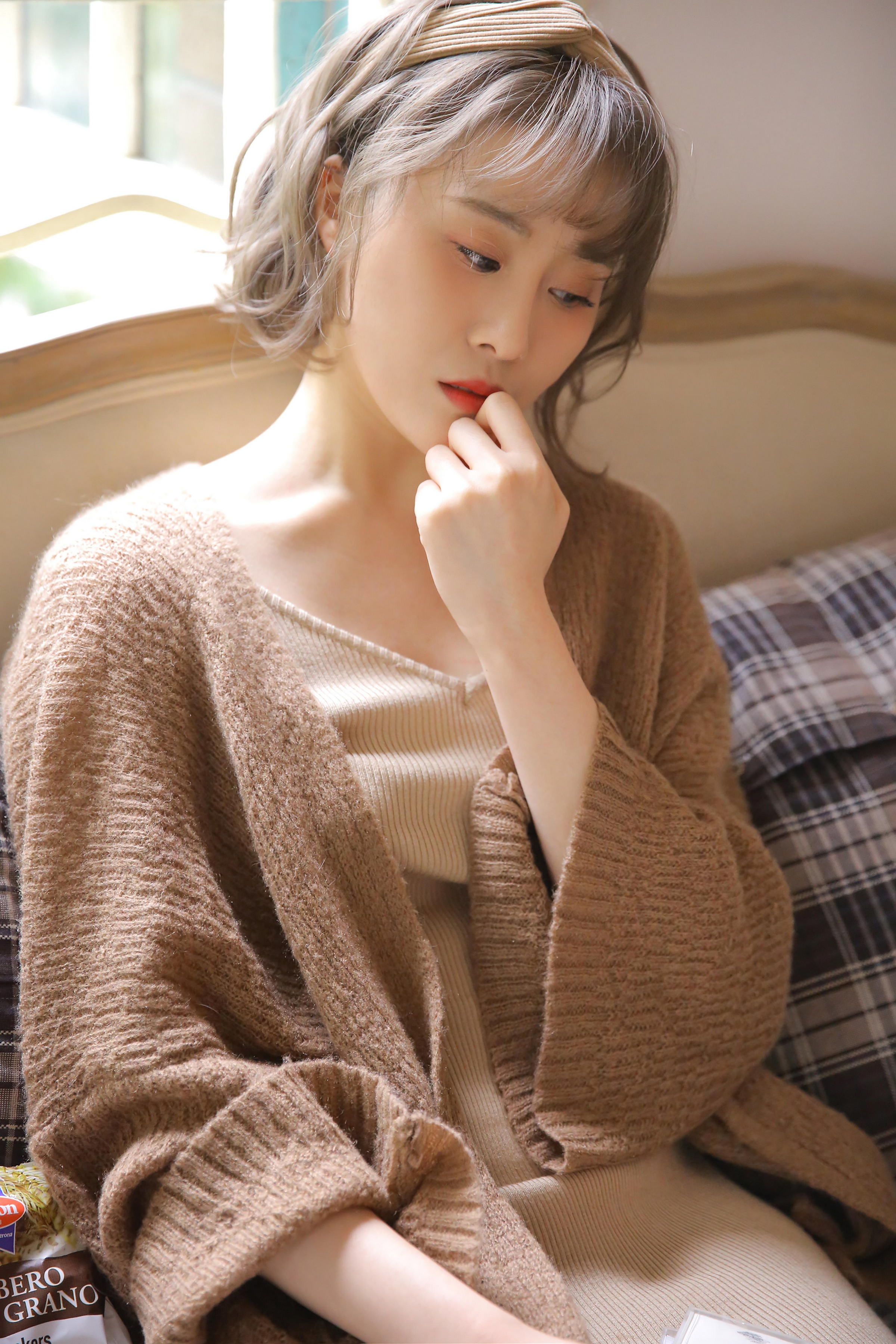 [YALAYI雅拉伊]2022.12.30 千里之外 新婚少妇 棕色披肩加米色吊带连衣裙居家清纯写真集第2张