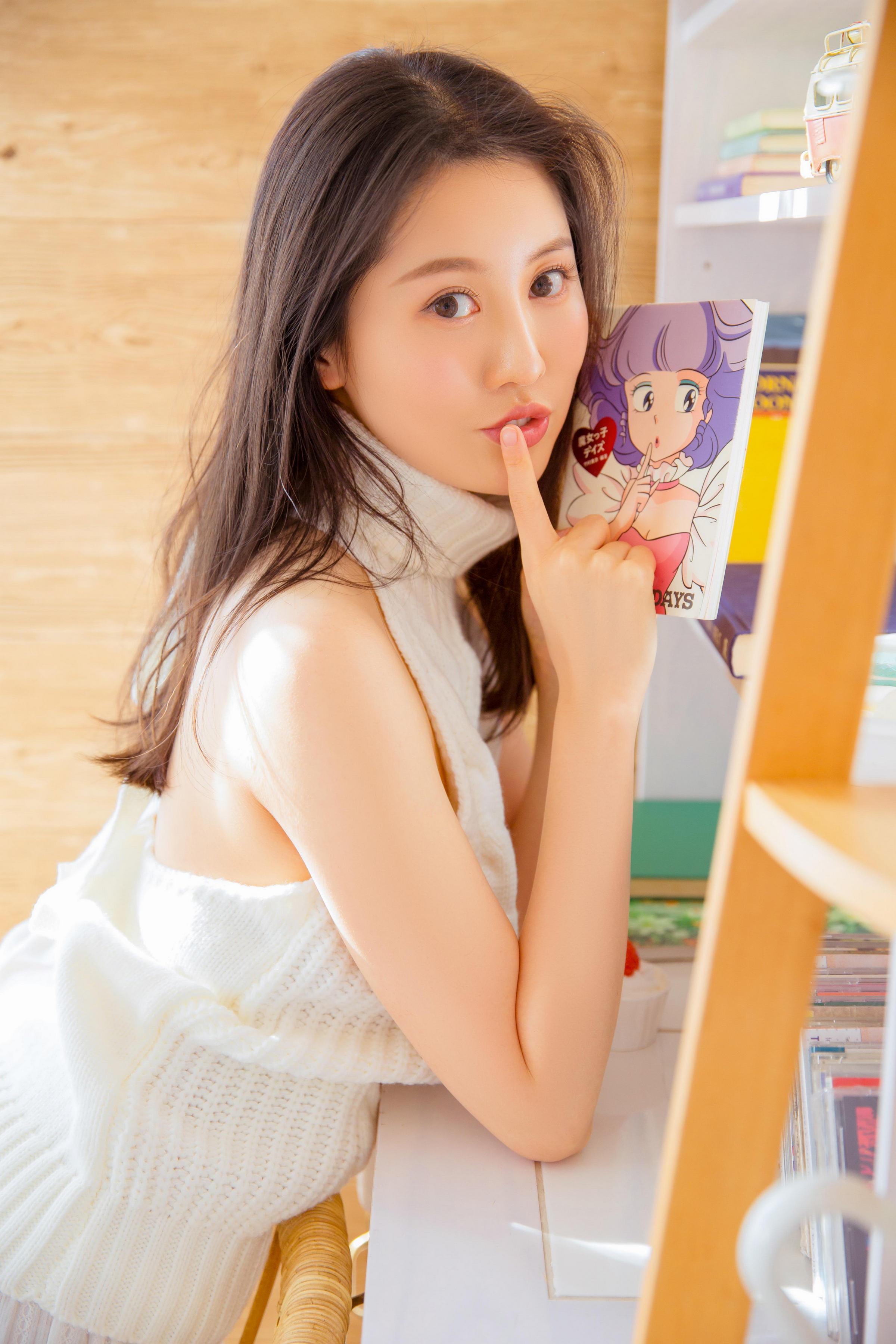 [YALAYI雅拉伊]2022.12.30 柔软的时光 居家少女 白色镂空上衣加透视安全短裤清纯写真集第8张