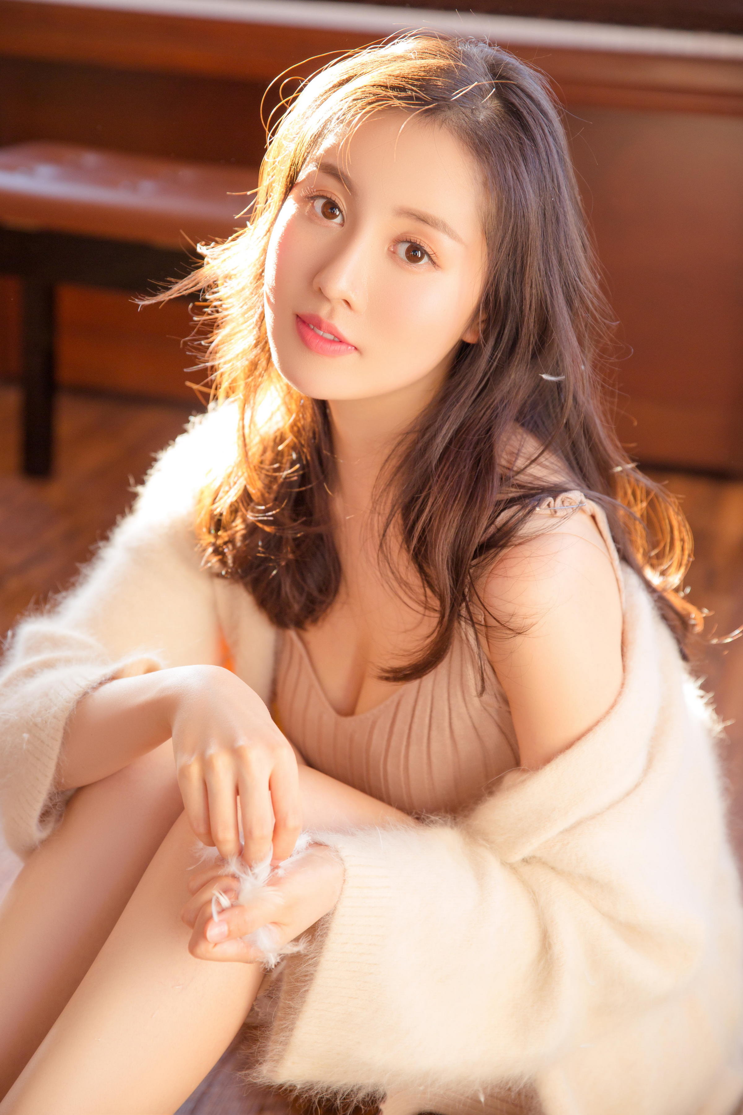 [YALAYI雅拉伊]2022.12.30 柔软的时光 居家少女 白色镂空上衣加透视安全短裤清纯写真集第12张