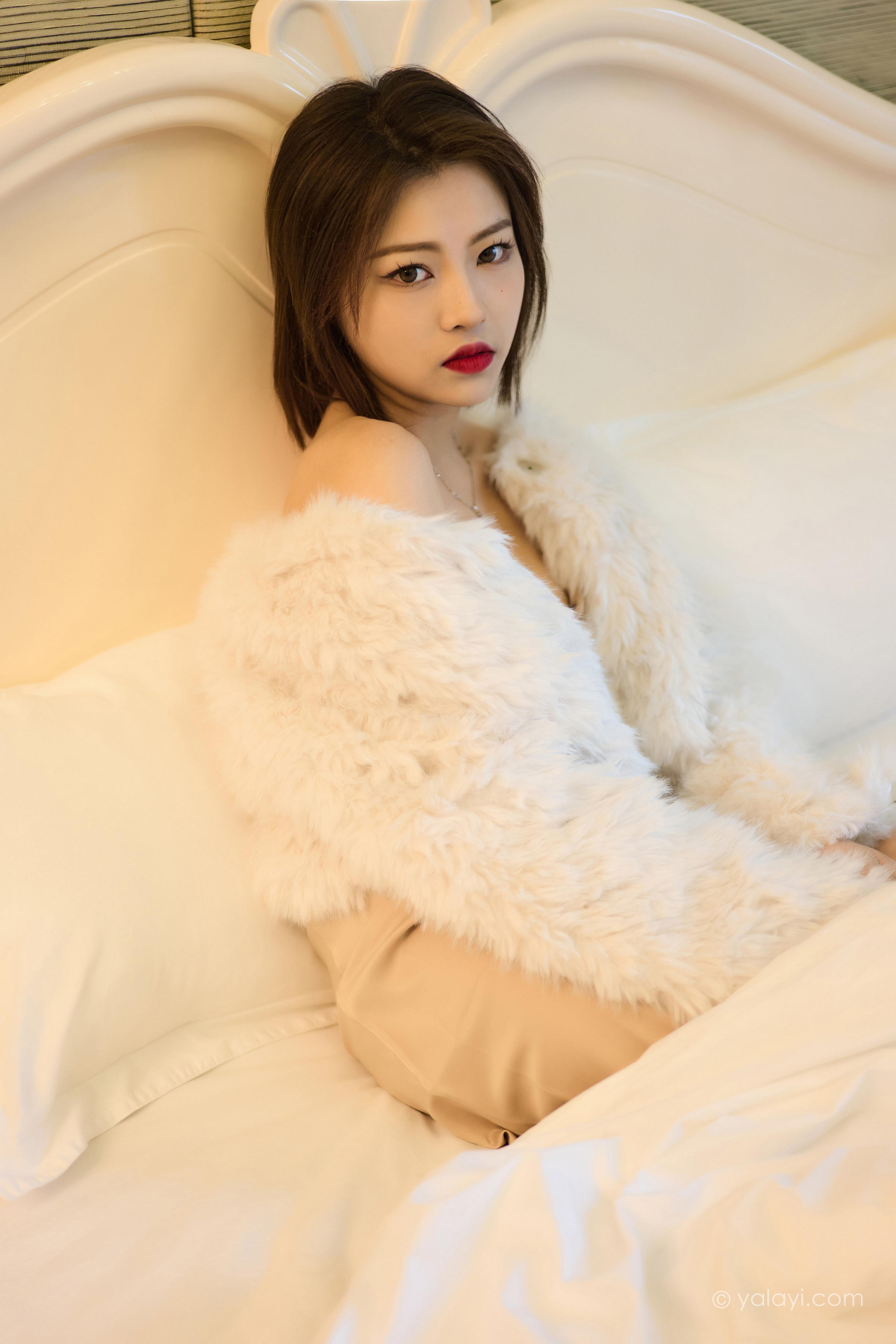 [YALAYI雅拉伊]2022.12.30 慵懒的女人 悦儿 米色吊带连衣裙居家清纯写真集第1张