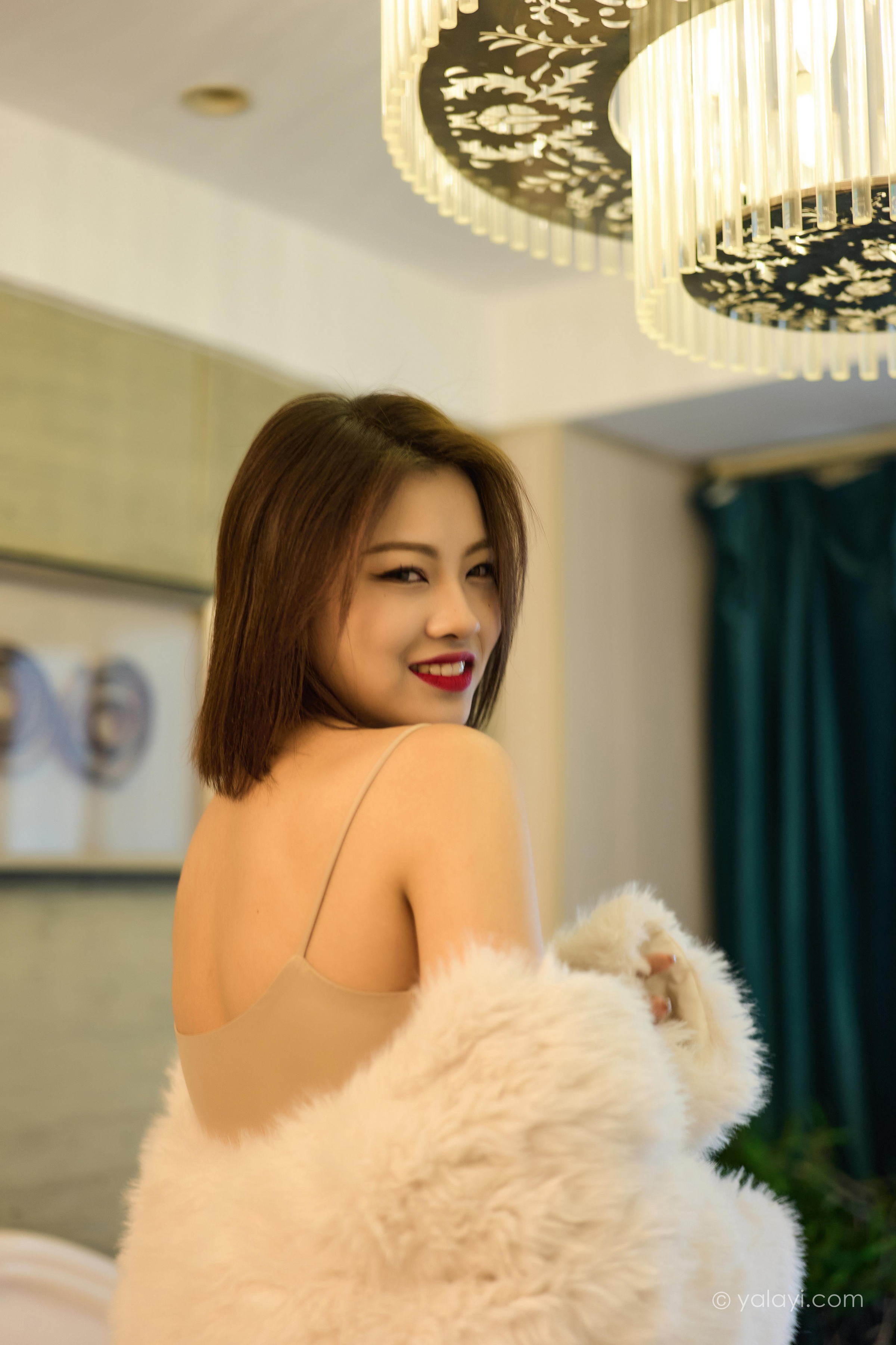 [YALAYI雅拉伊]2022.12.30 慵懒的女人 悦儿 米色吊带连衣裙居家清纯写真集第3张