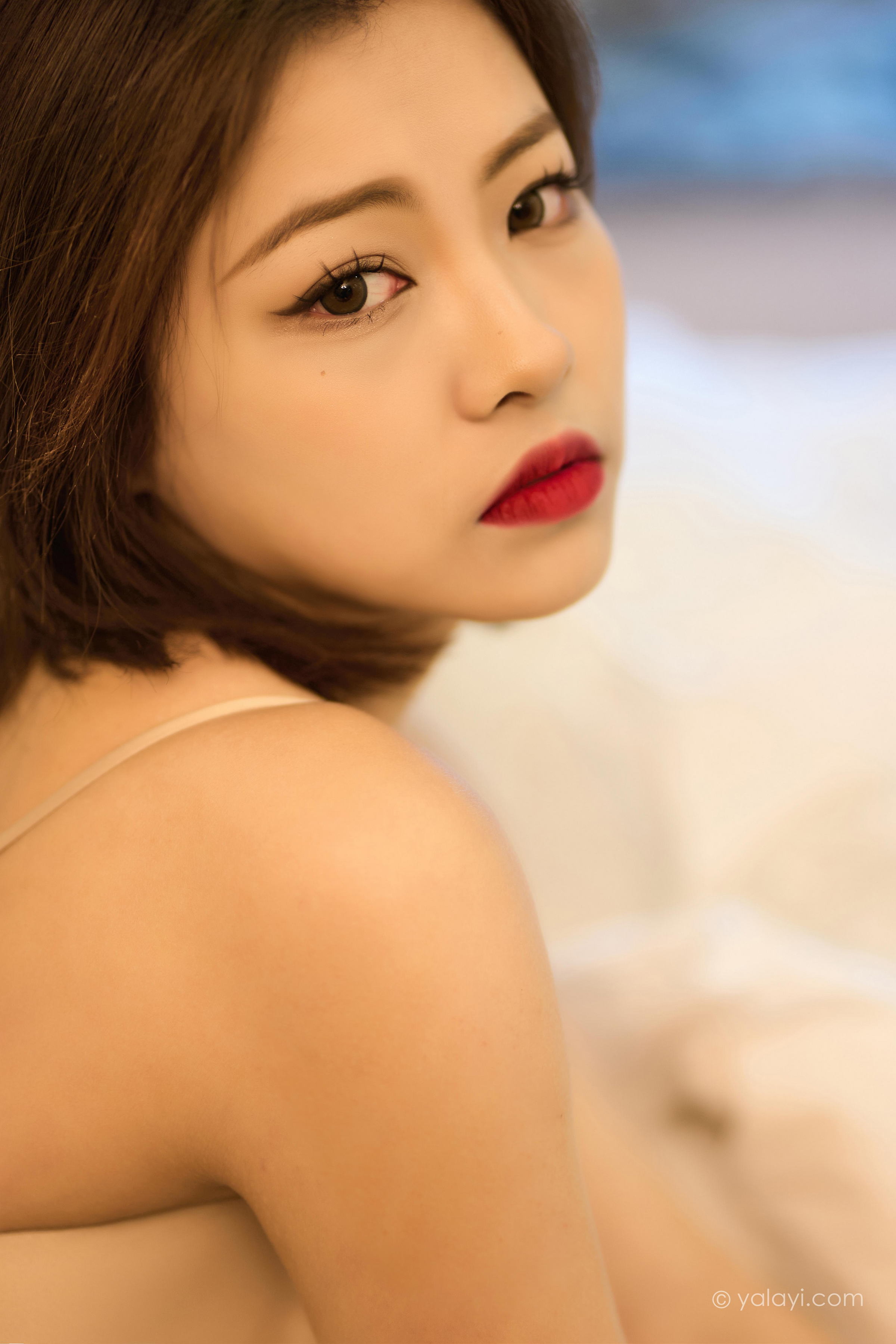 [YALAYI雅拉伊]2022.12.30 慵懒的女人 悦儿 米色吊带连衣裙居家清纯写真集第14张