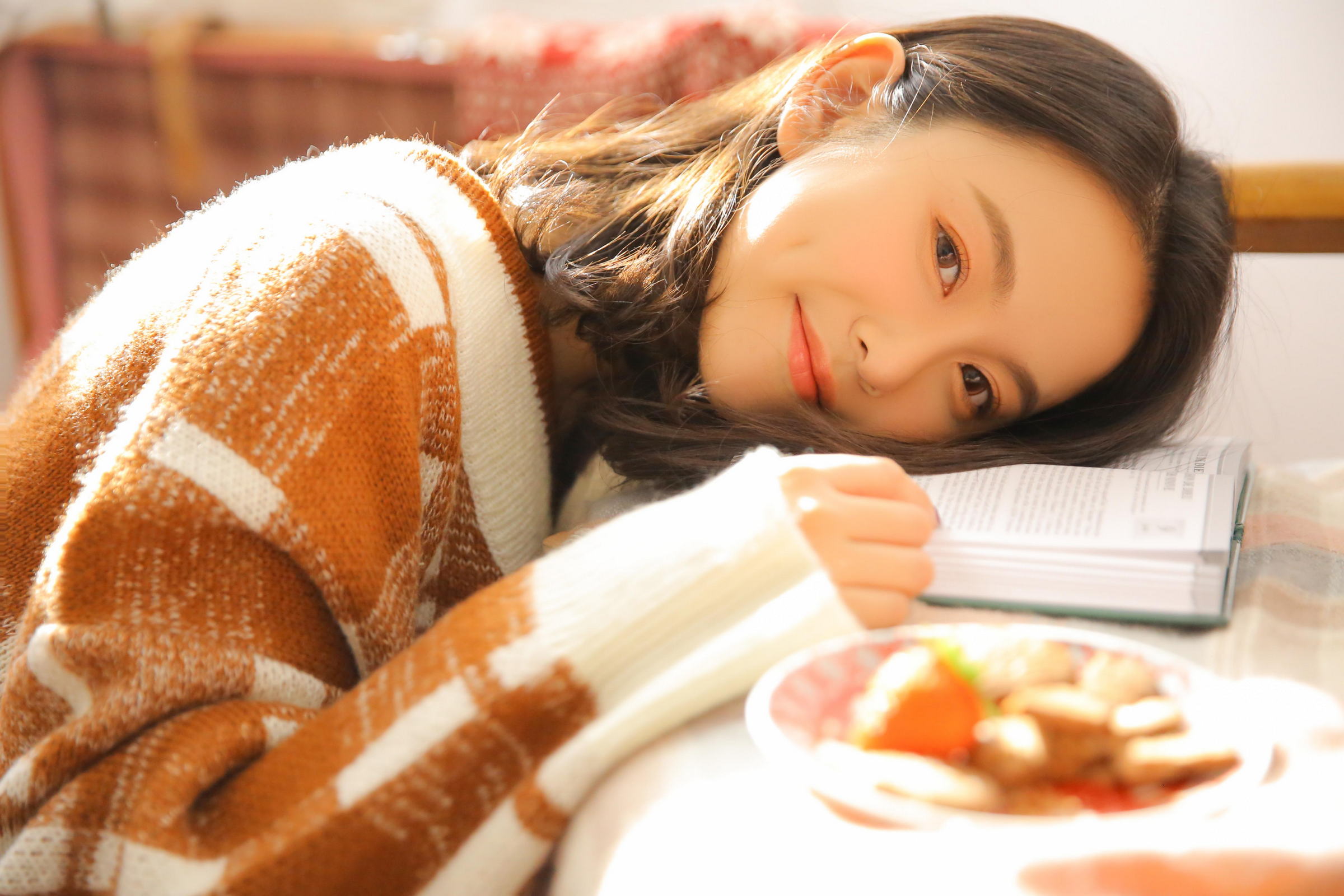 [YALAYI雅拉伊]2023.01.02 温暖的心 清纯少女 棕色毛衣加短裙居家写真集第7张