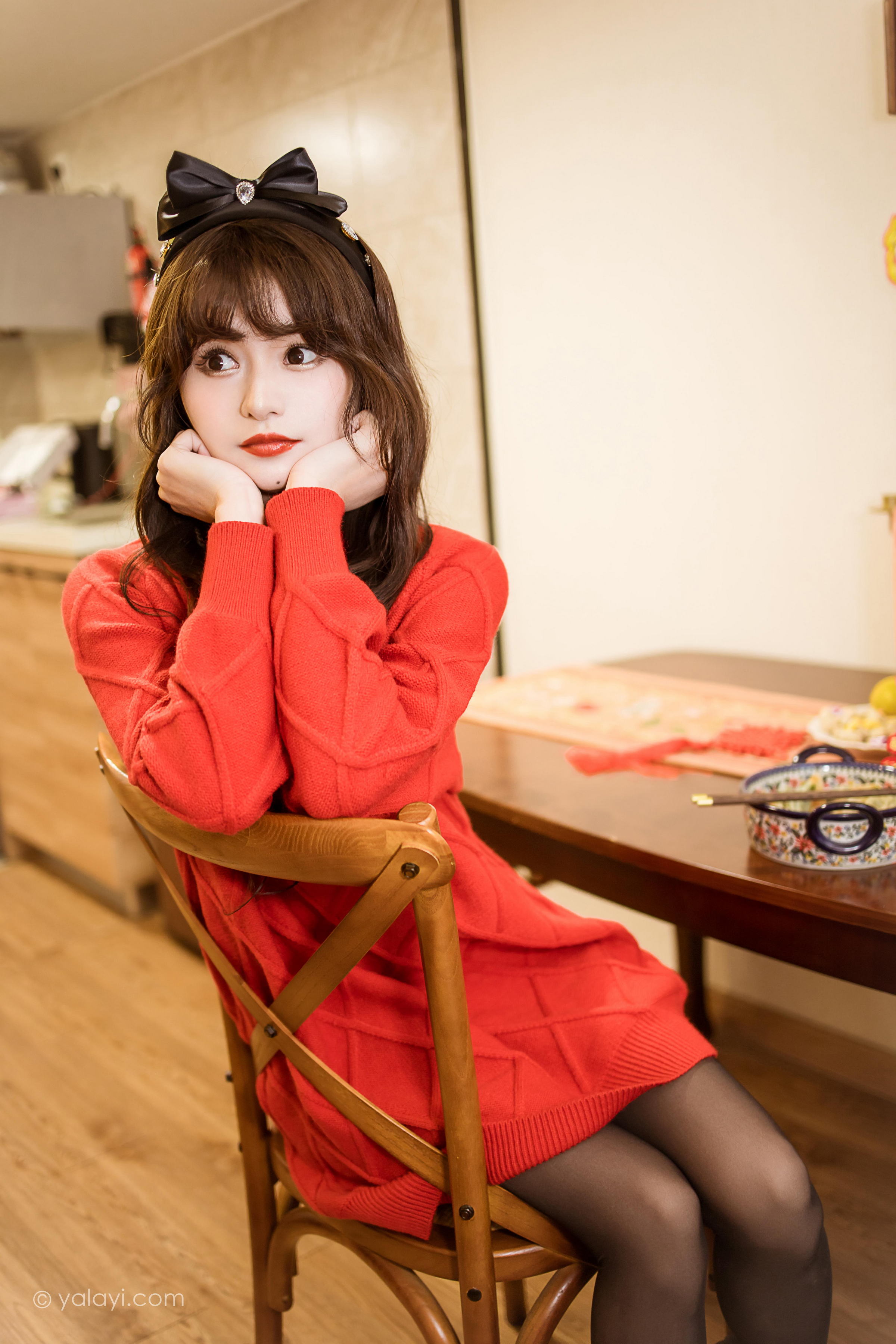 [YALAYI雅拉伊]2023.01.19 穿上你送的红毛衣 小亭 黑丝美腿居家性感写真集第12张