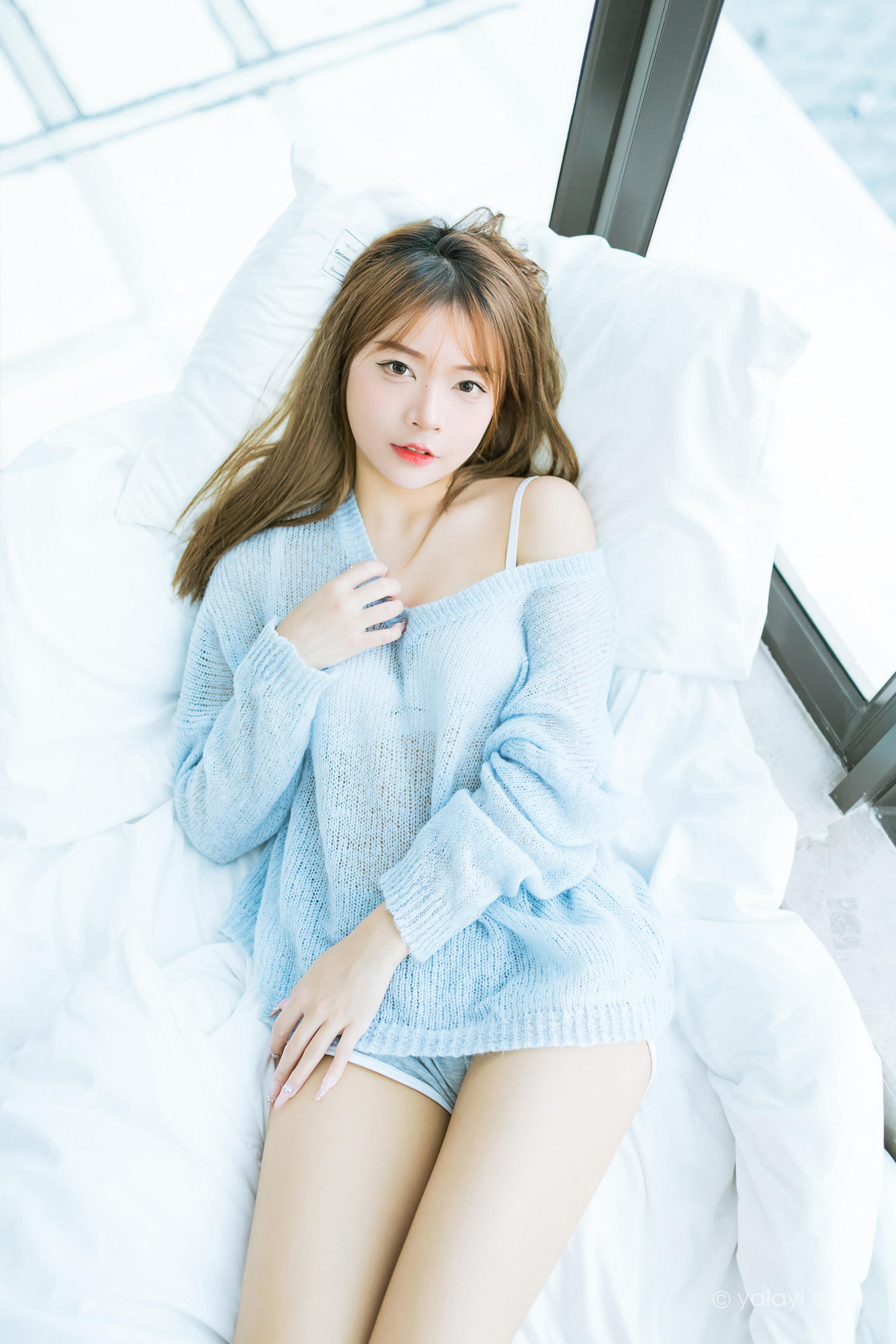 [YALAYI雅拉伊]2023.01.30 家有女友 阿禾 淡蓝色镂空毛衣加白色内衣性感写真集第8张