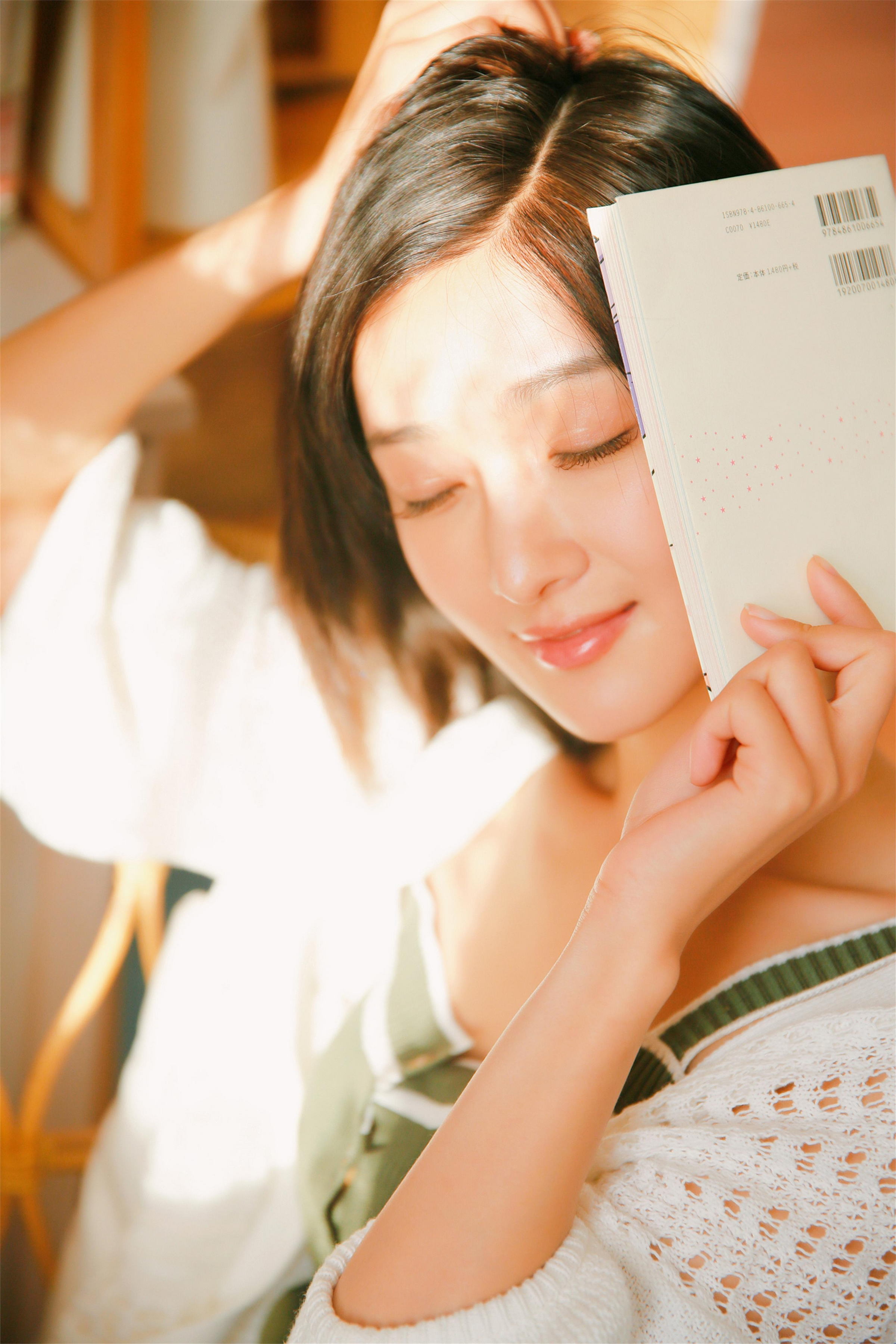 [YALAYI雅拉伊]2023.02.01 像第一次遇见你 清纯甜美小女友 白色镂空披肩与短裤加性感小背心私房写真集第1张