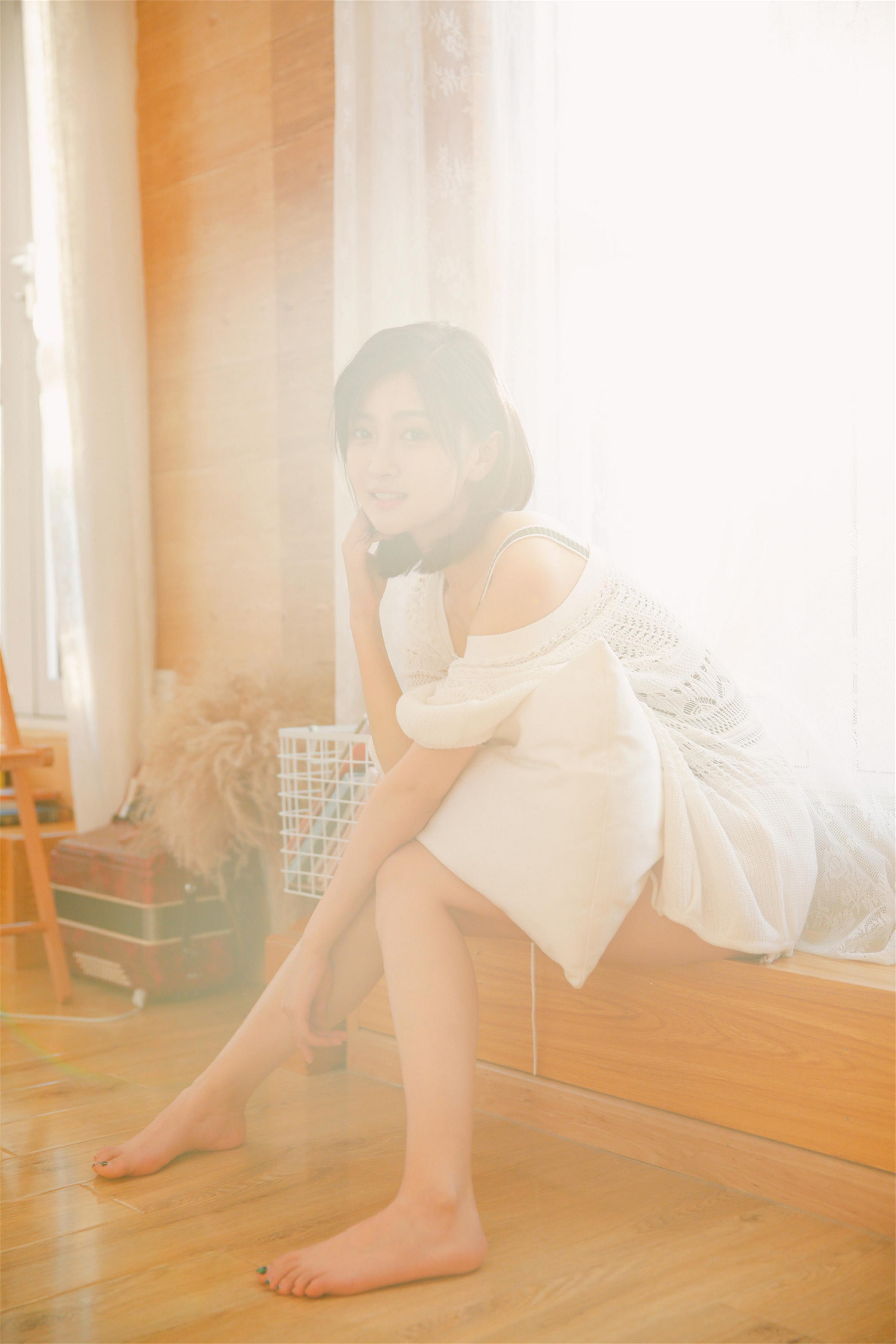 [YALAYI雅拉伊]2023.02.01 像第一次遇见你 清纯甜美小女友 白色镂空披肩与短裤加性感小背心私房写真集第6张