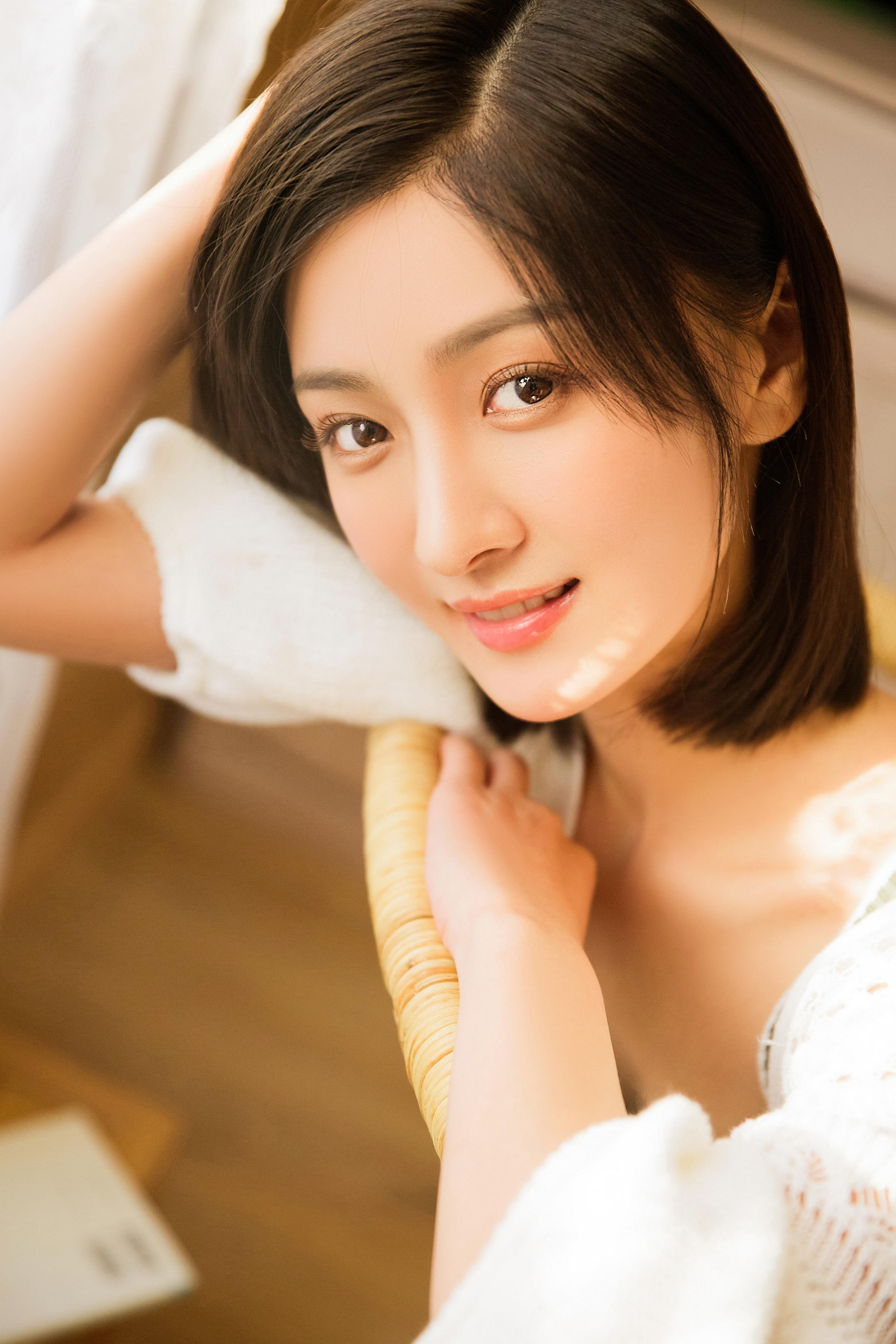 [YALAYI雅拉伊]2023.02.01 像第一次遇见你 清纯甜美小女友 白色镂空披肩与短裤加性感小背心私房写真集第9张