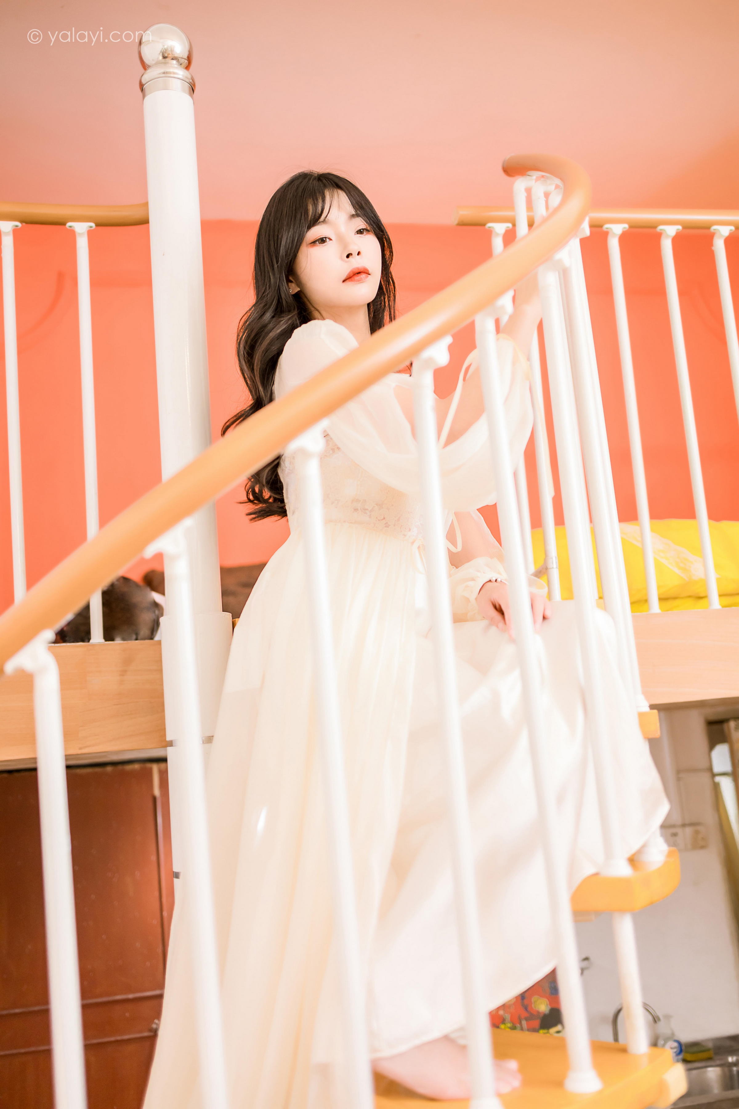 [YALAYI雅拉伊]2023.02.04 香浓的诱惑 程小蝶 白色透视披肩裙加蕾丝抹胸连衣裙性感写真集第1张