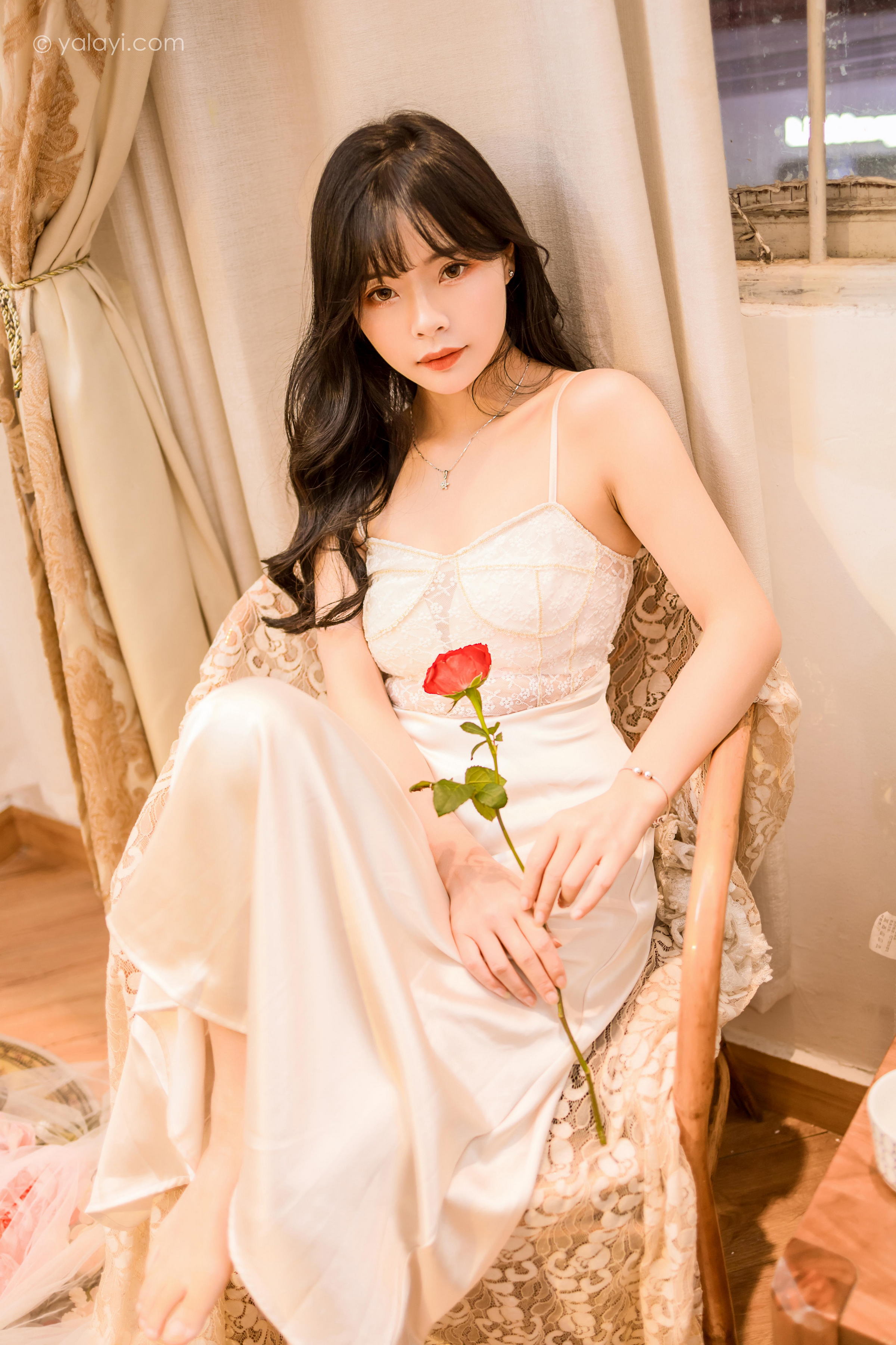 [YALAYI雅拉伊]2023.02.04 香浓的诱惑 程小蝶 白色透视披肩裙加蕾丝抹胸连衣裙性感写真集第13张