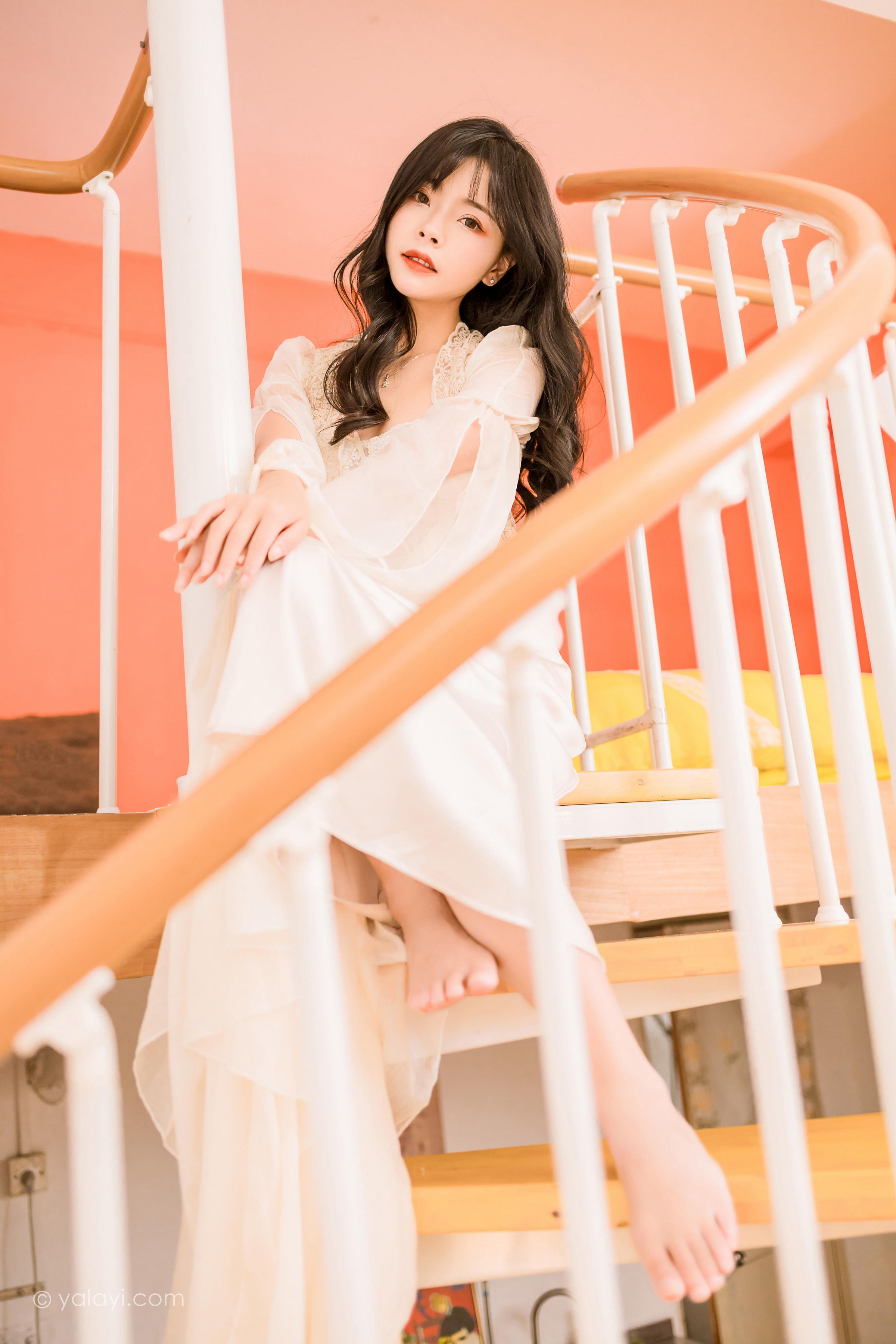 [YALAYI雅拉伊]2023.02.04 香浓的诱惑 程小蝶 白色透视披肩裙加蕾丝抹胸连衣裙性感写真集第14张