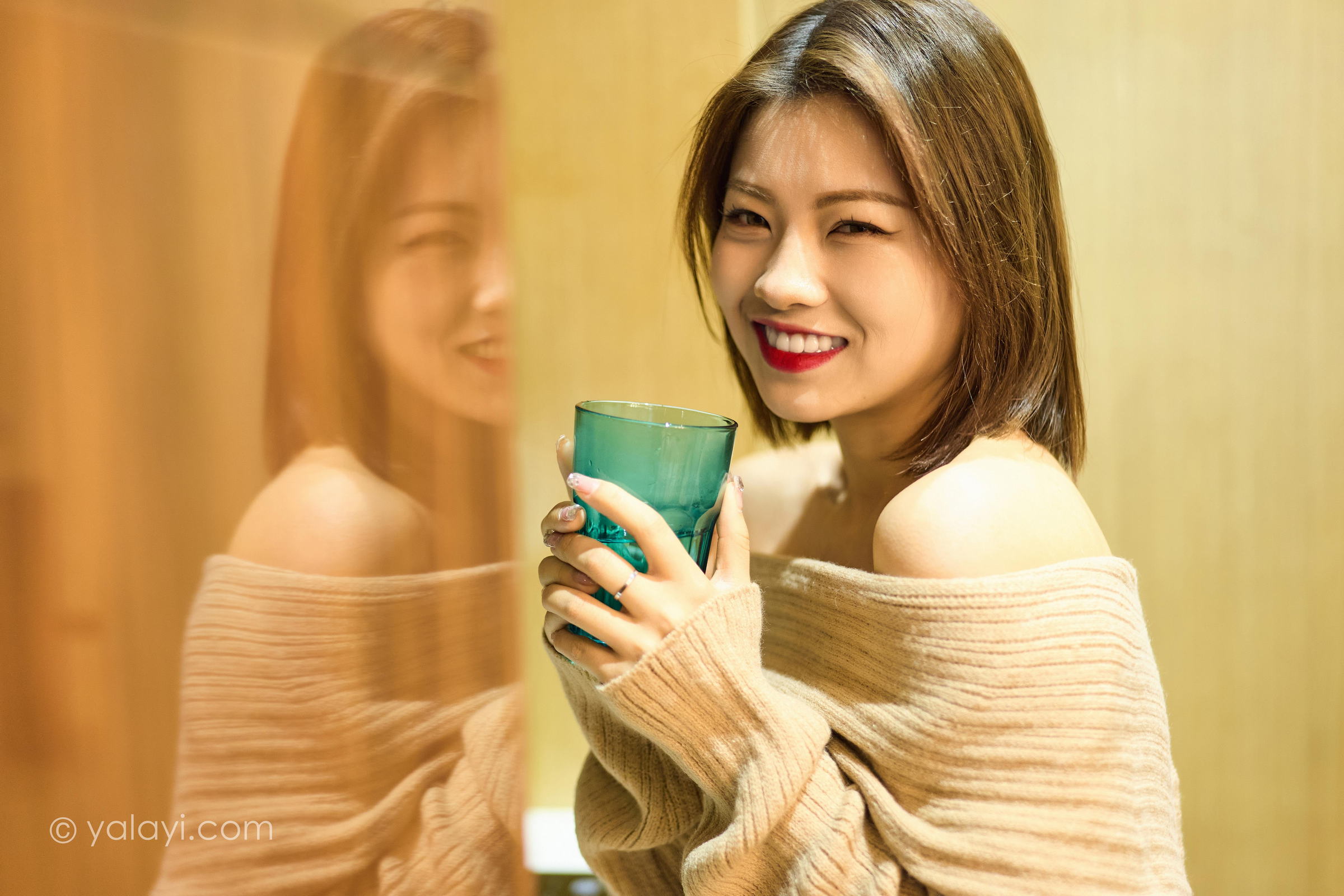 [YALAYI雅拉伊]2023.02.06 曼妙的身姿 悦儿 米色抹胸裙加黑色短裤性感私房写真集第2张