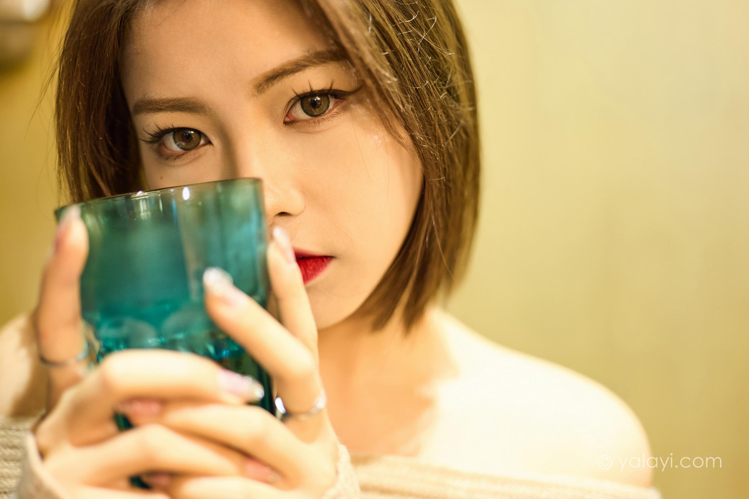 [YALAYI雅拉伊]2023.02.06 曼妙的身姿 悦儿 米色抹胸裙加黑色短裤性感私房写真集第1张