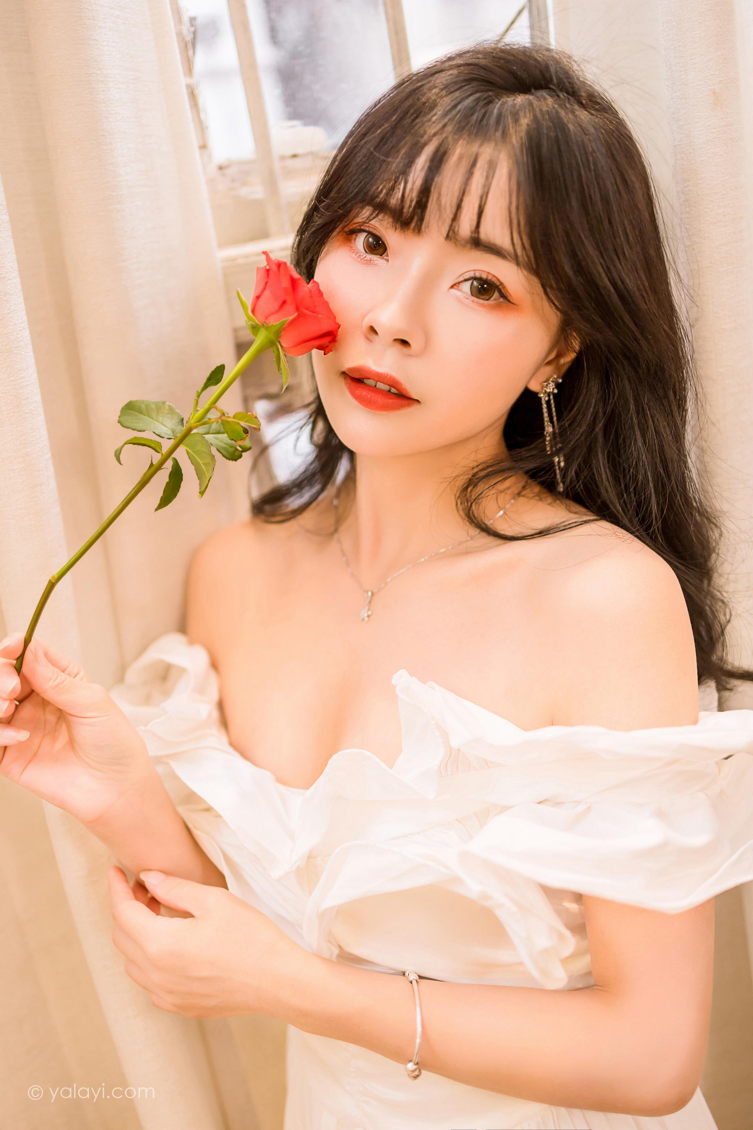 [YALAYI雅拉伊]2023.02.17 你是我的情人 程小蝶 白色抹胸连衣裙居家性感写真集第3张