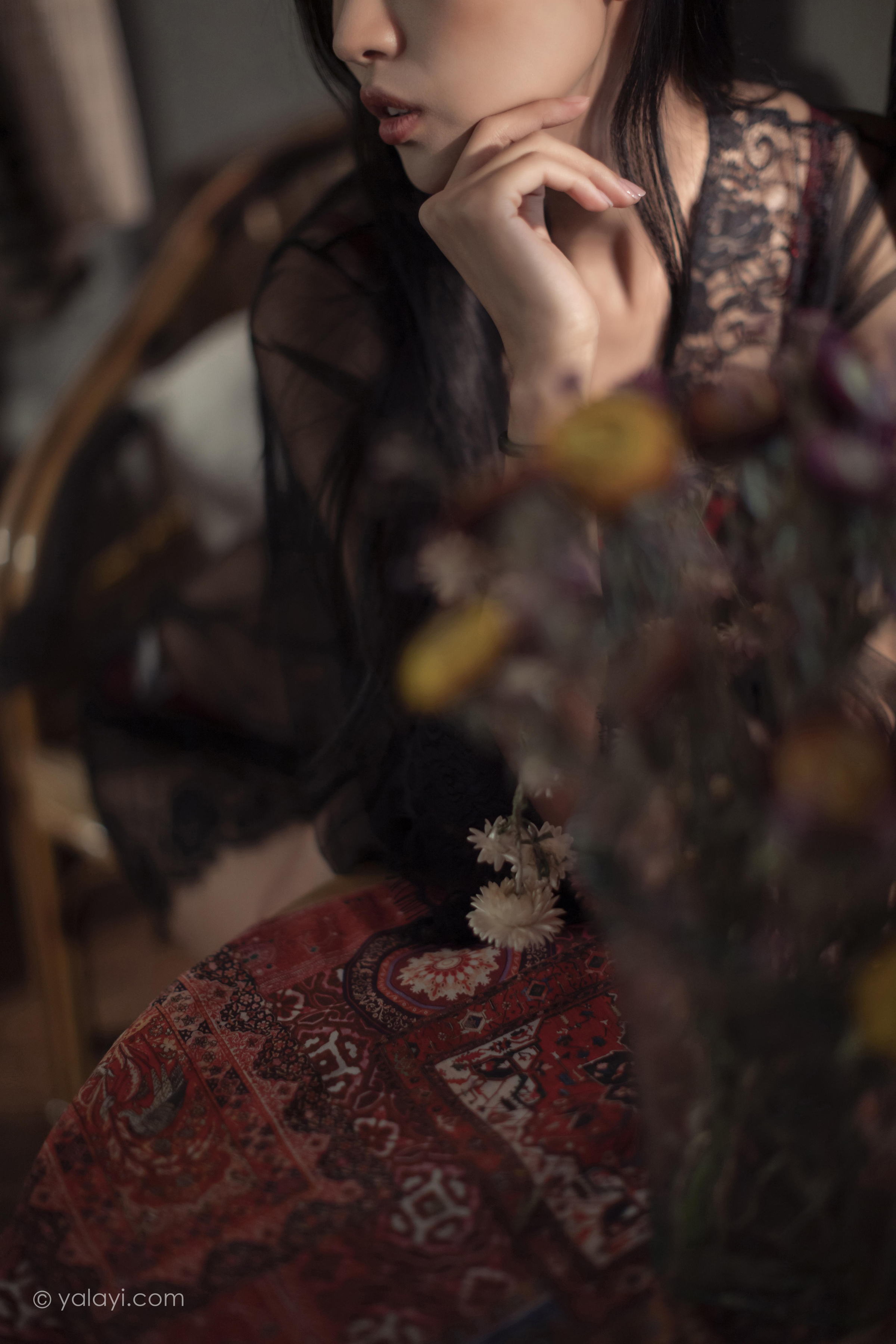 [YALAYI雅拉伊]2023.02.17 一抹红色 图雅 黑色透视睡衣加红色蕾丝内衣性感私房写真集第3张